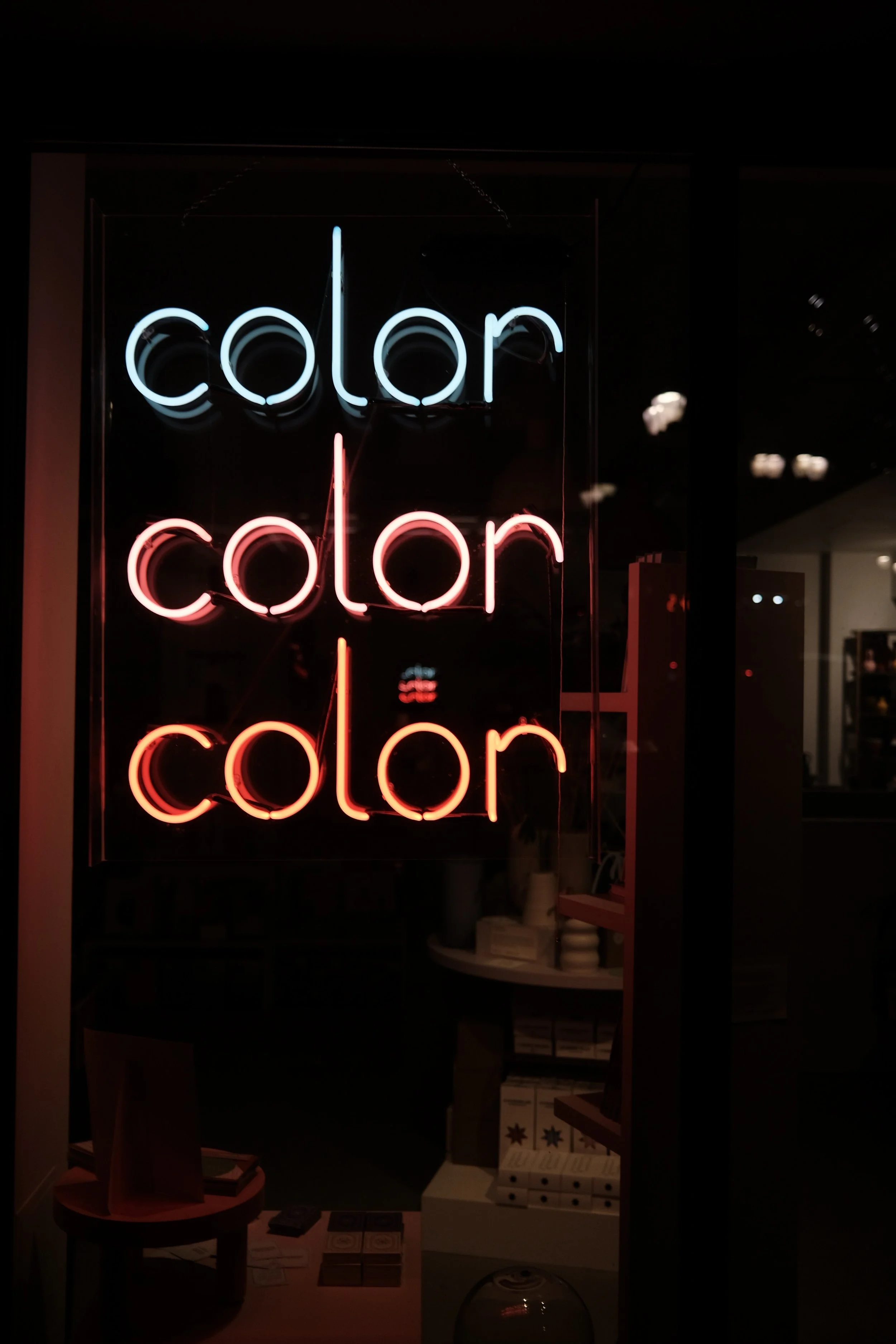 Neon-Schild mit den Worten 'color' in verschiedenen Farben.