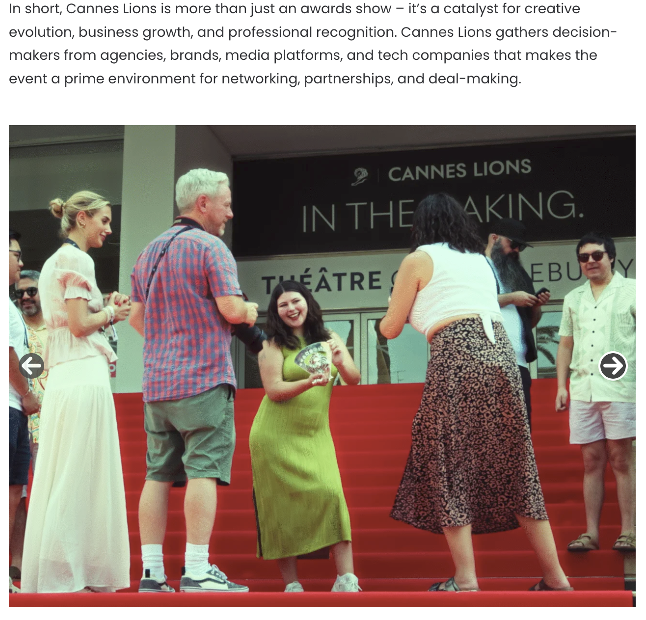 Cérémonie de remise de prix lors du festival Cannes Lions, avec des personnes en tenue décontractée, debout sur un tapis rouge devant un panneau publicitaire.