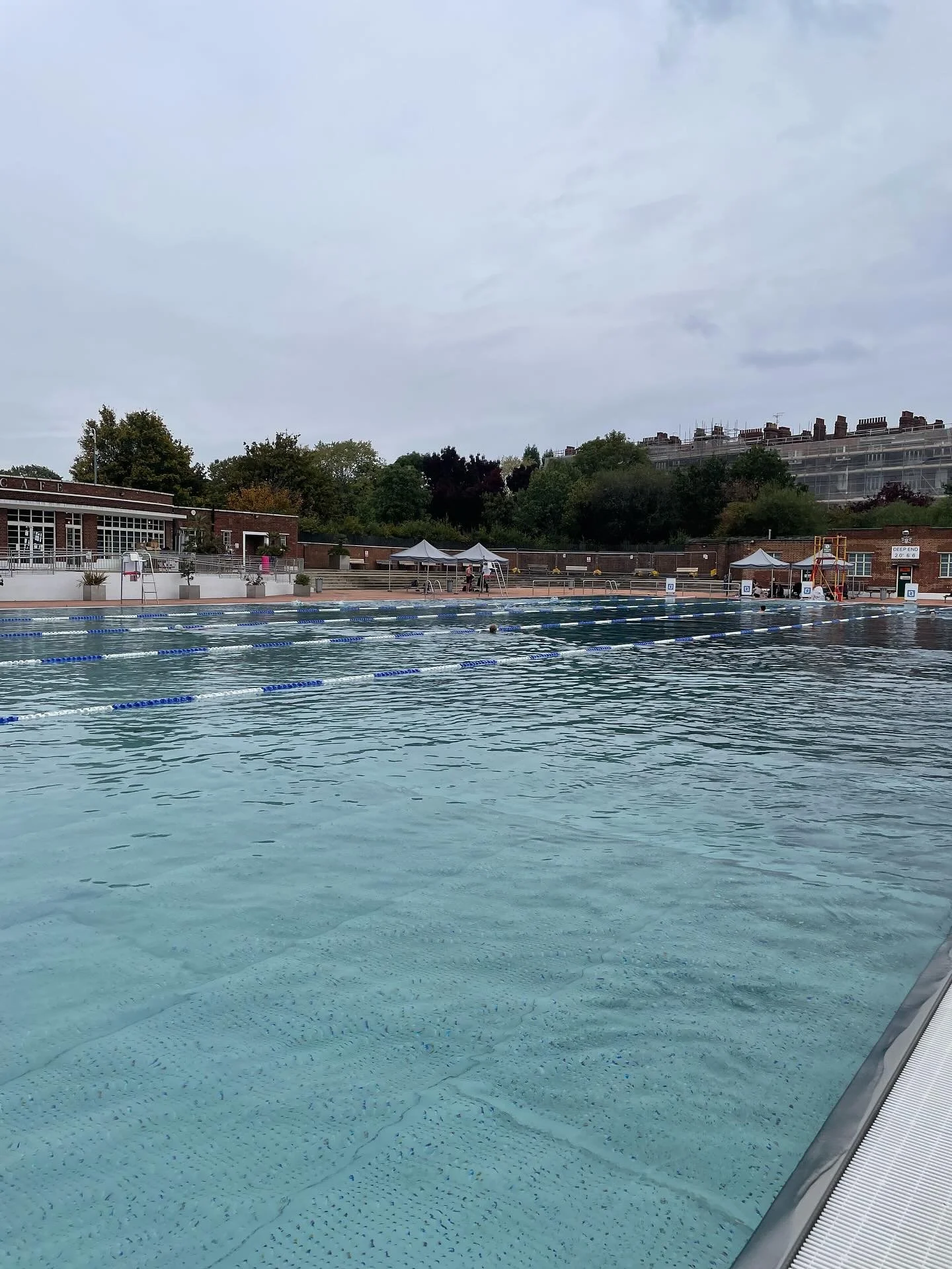 The beautiful @parliament_hill_lido, 15 degrees today. This place always gives you a scene worth capturing. 📸 
#lido #hampstead #london #swimming #video #photographyaddict #cold #videography #parlimenthill