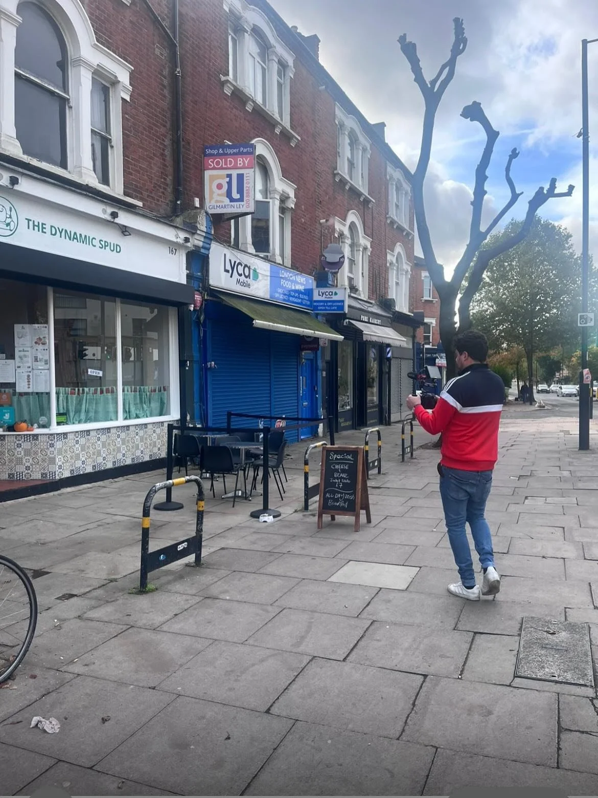 Had a brilliant morning filming with the team at @thedynamicspud ☘️
Video coming soon — keep your eyes peeled. 🥔
#SceneAndSeen #NorthLondon #FilmingDay #Islington #Cafe #jacketpotato #archway #ireland #vídeo #filming