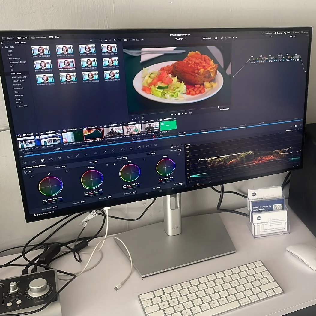 Colour grading a jacket potato. 🥔 
#davinciresolve #jacketpotato #london #editing #filming #vídeo #hampstead #crouchend #highgate #behindthescenes #nodes