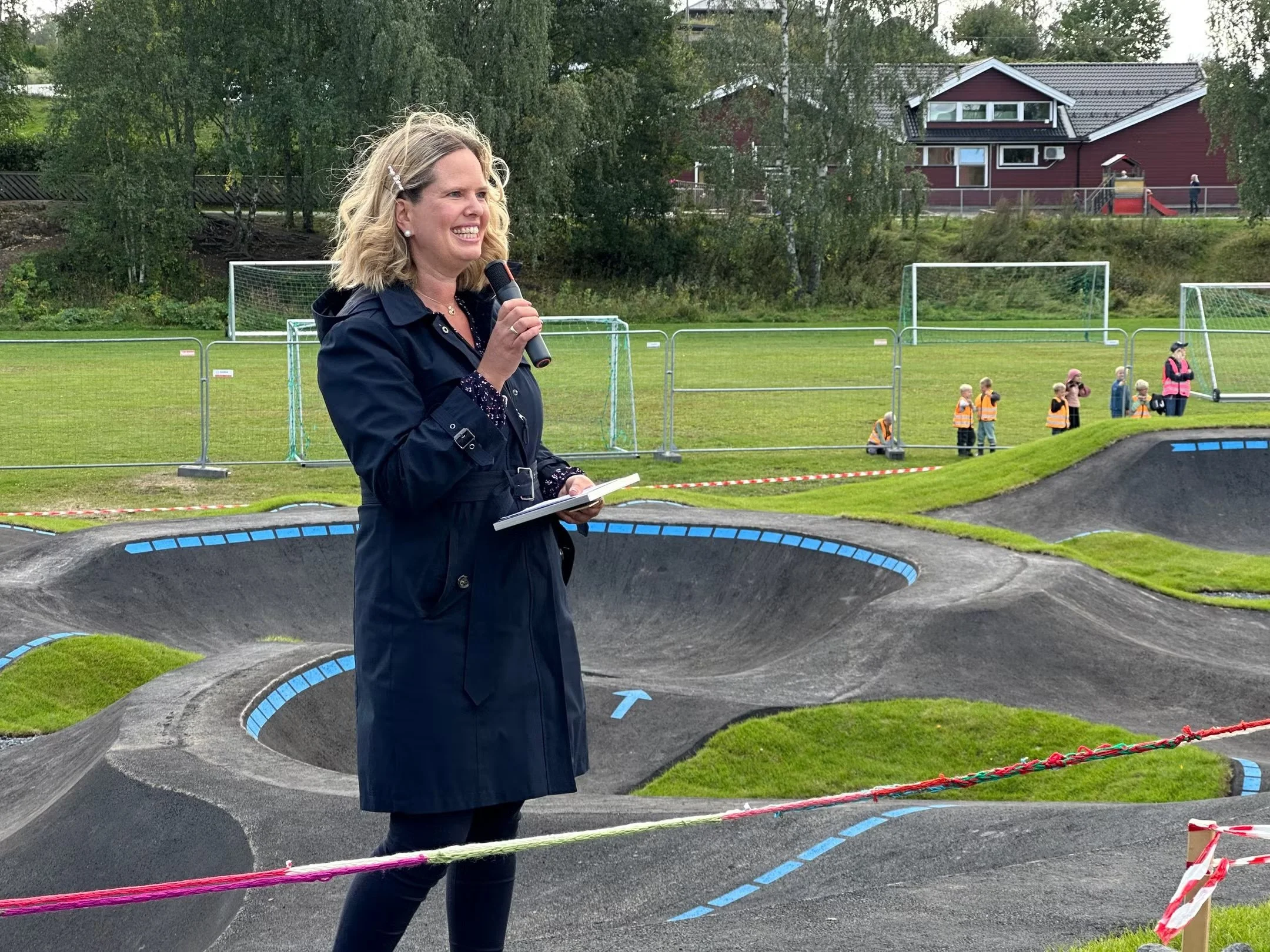 Kristine Thingelstad Ramsland i Haugsbygd Idrettsforening takket for bidragene til aktivitetsparken. (foto: Ringerike kommune)