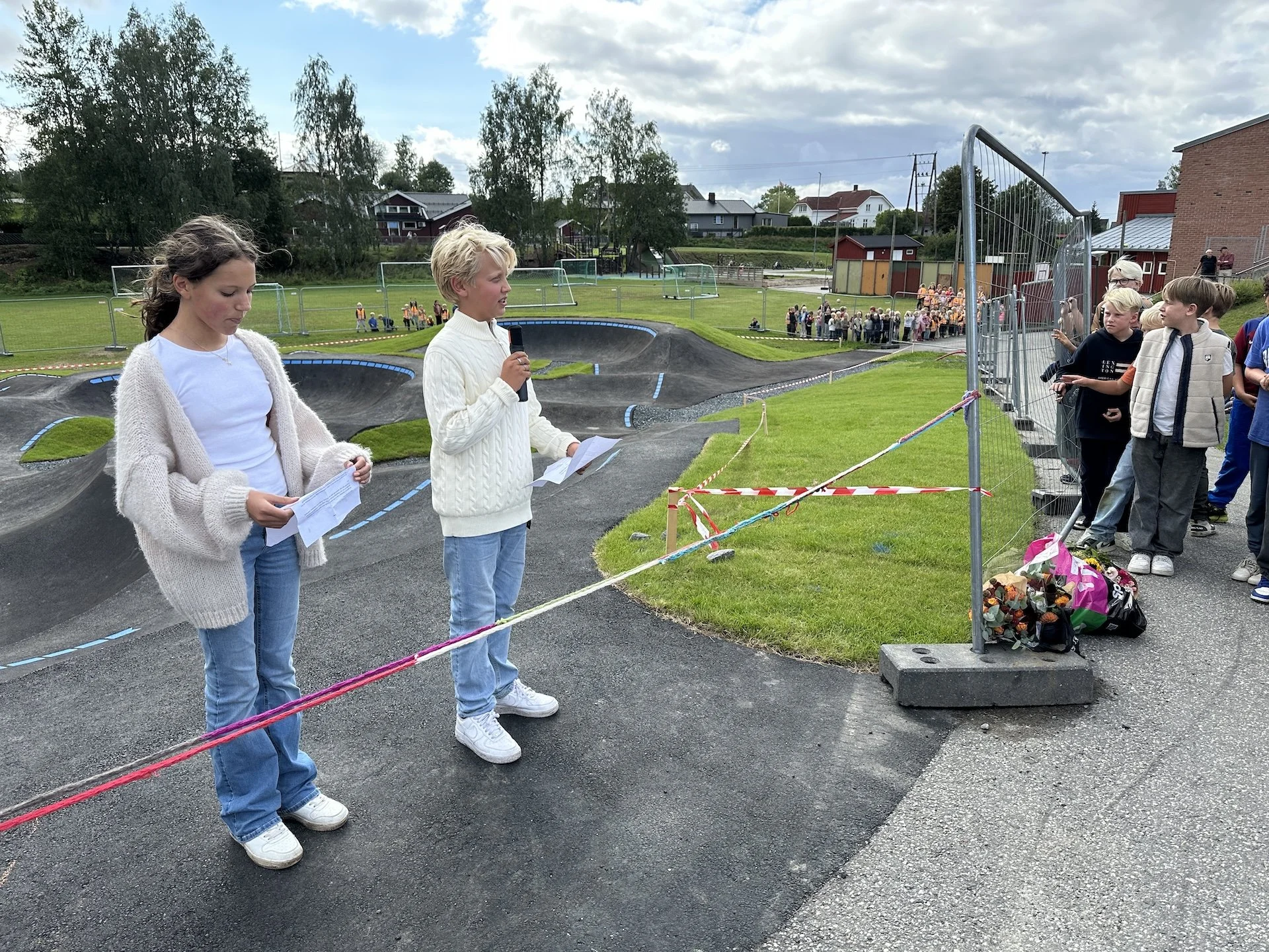 Åpning av pumptrack: Den offisielle snorklippingen stod elever i elevrådet for, Eira Berglund Ruud og Nicolai Bakken Urn. (foto: Ringerike kommune)