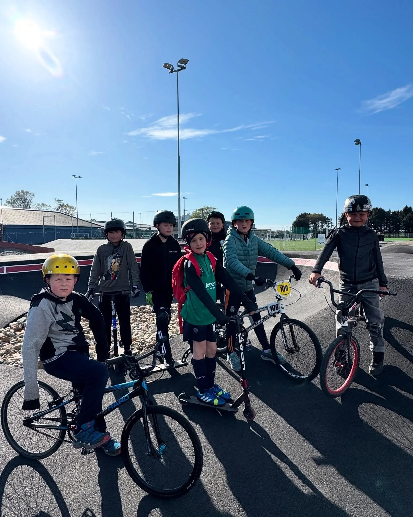 Vi var p&aring; bes&oslash;k i Orre! Parken er straks ferdigstilt! Godt &aring; se at guttaboyz bruker den allerede og stortrives med den nye m&oslash;teplassen i byen. 

@shapers_bikeparks @betongpark @bad_park_og_idrett #orre #orrepumptrack #pumptr