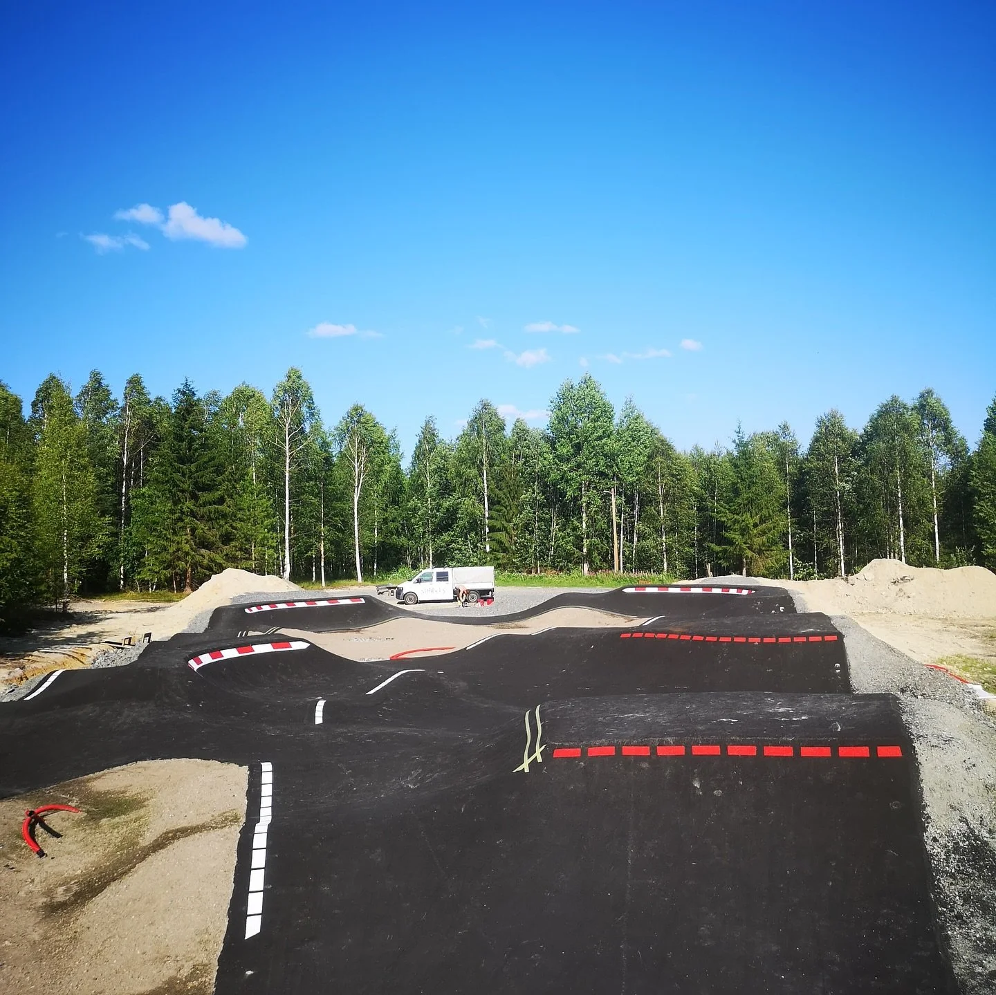 Vi har gleden av &aring; vise dere v&aring;r nye pumptrack i Sokna! 
Denne er snart ferdig og klar for shered! Heltene i Janis crewet har gjort det igjen, for en gjeng! Takk til alle som har v&aelig;rt med &aring; bidratt for &aring; lande denne park