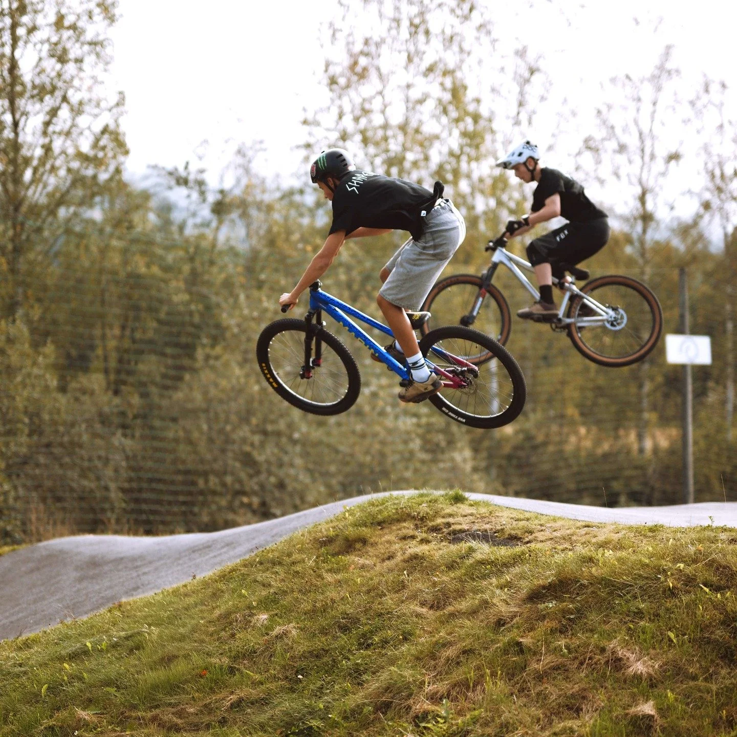 Jumping in Modum Pumptrack! 🚴🔥
Bygget og designet av Shapers i 2024 &ndash; en park som gir sykkelglede for lokalmilj&oslash;et. 
@modumparken har blitt en r&aring; m&oslash;teplass med b&aring;de skatepark og pumptrack. Takket v&aelig;re fantastis