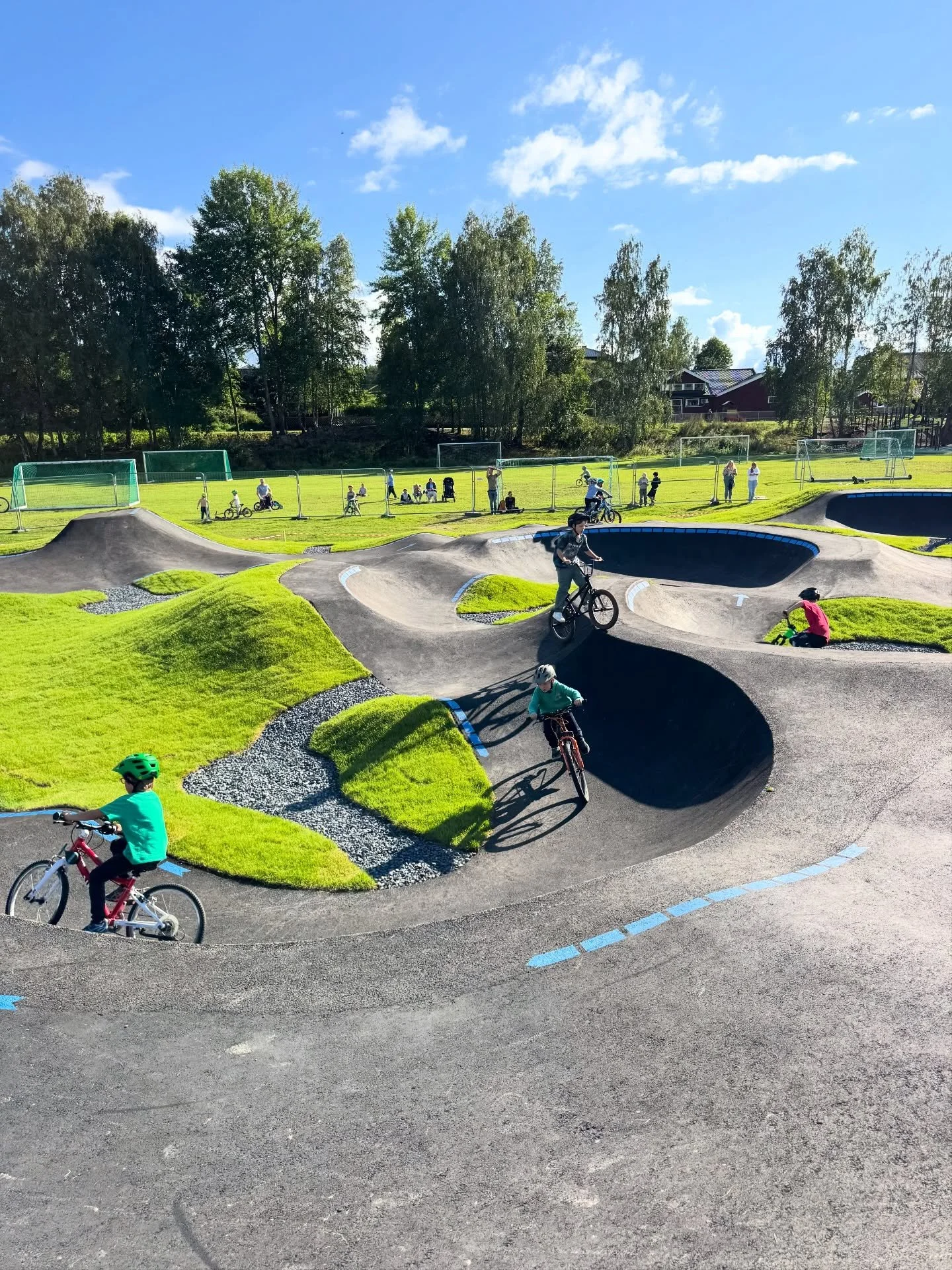 Dr&oslash;mmeskole -Vang Skole 🚀
N&aring;r skolen f&aring;r pumptrack, f&aring;r bygda et nytt samlingspunkt 🚲
Vang skole er blitt et nytt sted &aring; henge, leke og utfordre seg, ogs&aring; etter skoletid.
Leveret av Shapers, i tett samarbeid med
