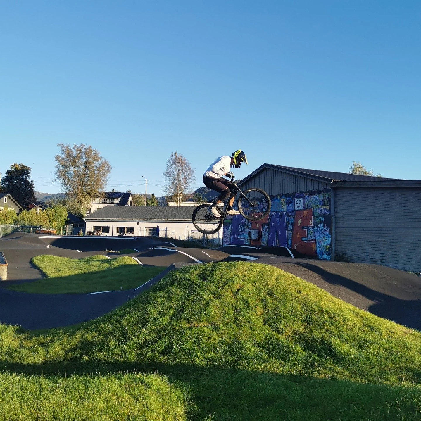 🚵&zwj;♂️Sjekk ut Etne pumptrack, god flyt, to table tops og en wallride. 🔥
