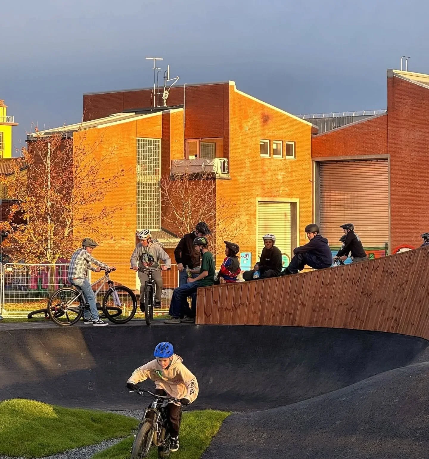 🎉 Voldsl&oslash;kka Pumptrack er &Aring;PEN! 🚴&zwj;♀️🔥 Endelig kan du slippe jubelen l&oslash;s &ndash; banen er klar for fart, lek og sykkelglede! 😍🛼🚲
Vi i Shapers er stolte av &aring; ha bidratt til dette prosjektet og gleder oss til &aring; 
