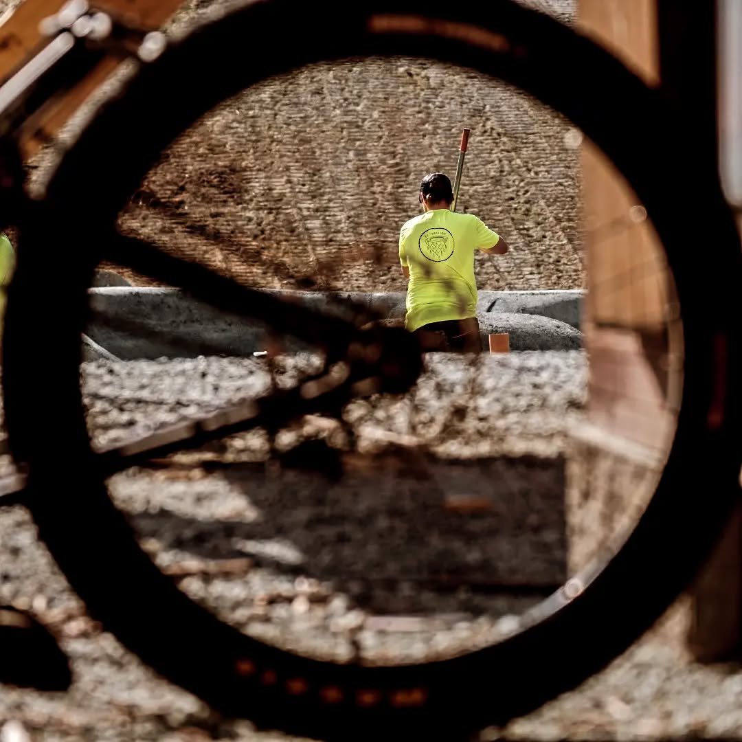 Oppsummering av 2025 &ndash; &Aring;rets pumptrack‑prosjekter fra Shapers. 😀
Les I bio ⬆️
2025 har v&aelig;rt et &aring;r fullt av spennende prosjekter, nye samarbeid og stor lokal entusiasme👏. Fra urbane m&oslash;teplasser i Oslo til v&aelig;rutsa