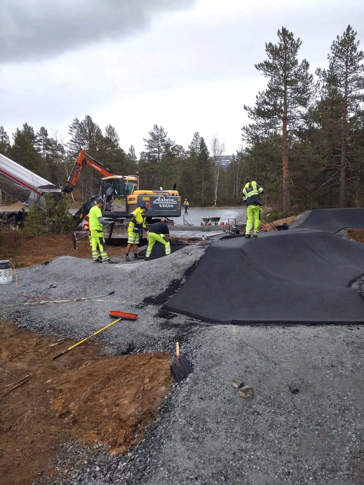 Bjorli_Pumptrack_Construction_Shapers_compressed_6.jpg