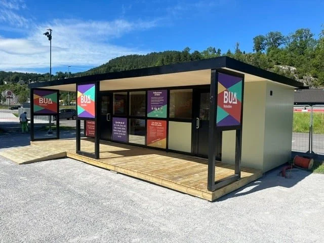 BUA Nesøya gjør det enkelt å låne BMX-sykler, dirtbikes, hjelmer og beskyttelsesutstyr. Foto: Notodden Kommune