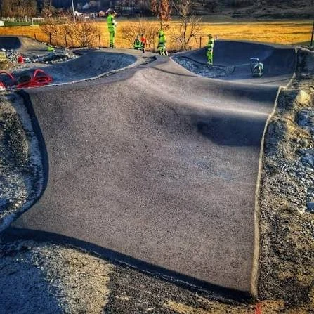 Byggingen av Nedstrand Pumptrack startet med terrengforming og grunnarbeid før banen fikk sitt endelige asfaltdekke.