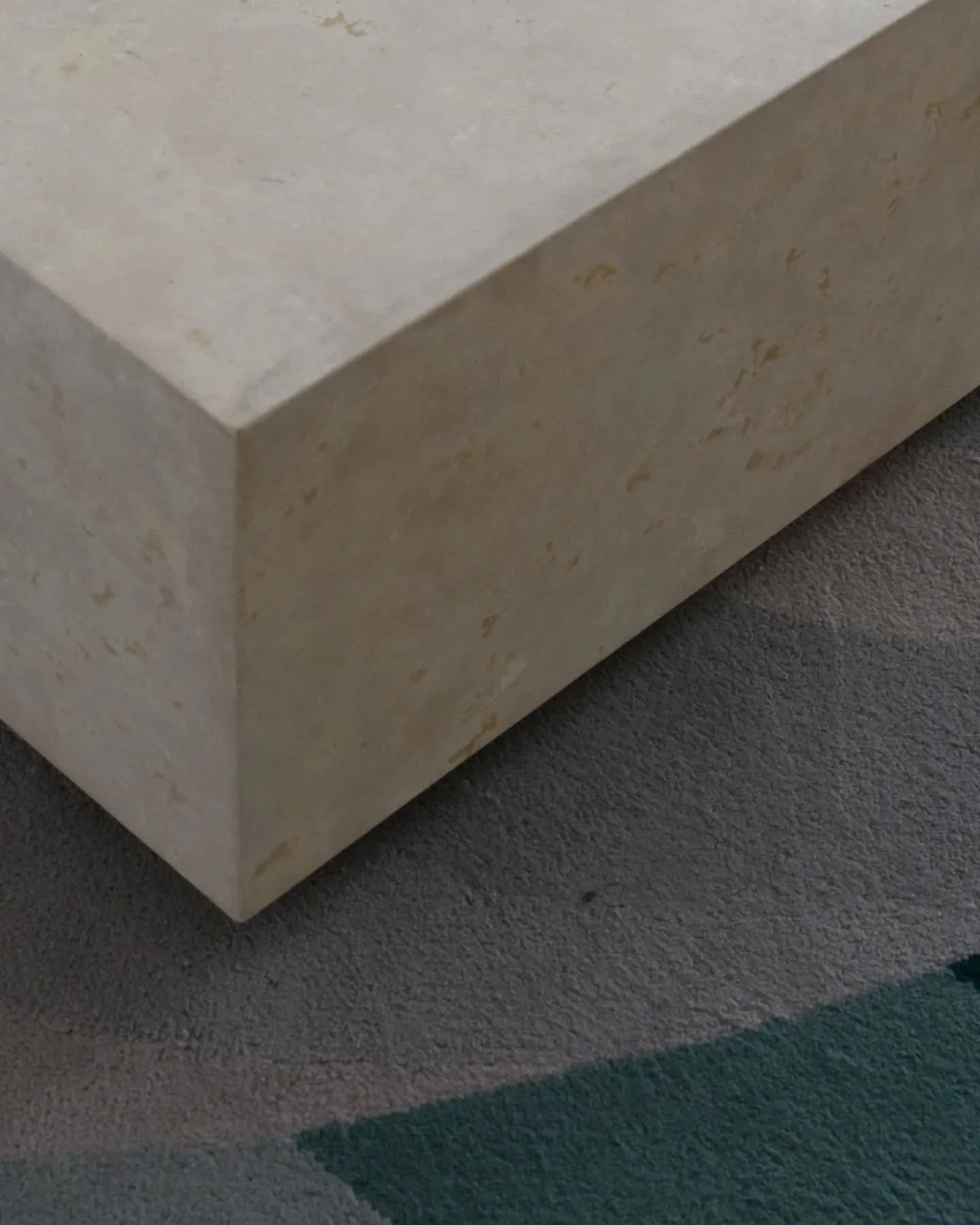 En este espacio, el arte y la materialidad se entrelazan. El cuadro-escultura organiza la composici&oacute;n y la iluminaci&oacute;n enfatiza el objeto, convirti&eacute;ndolo en punto focal. La madera, presente en distintos sectores de la casa, aport