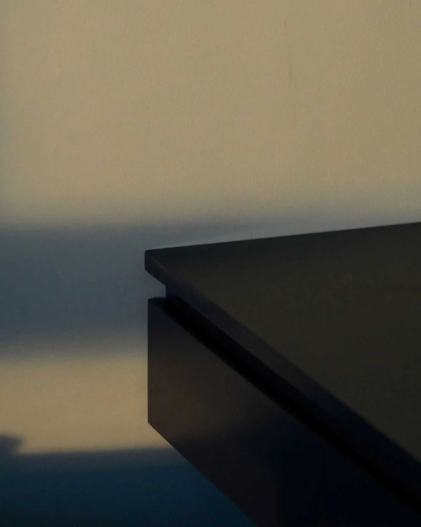 El objetivo era claro: que cada rinc&oacute;n se sintiera como un hotel boutique.&nbsp;

Dise&ntilde;amos una habitaci&oacute;n donde el color turquesa dialoga con cortinas de terciopelo azul noche, generando una atm&oacute;sfera envolvente y serena.