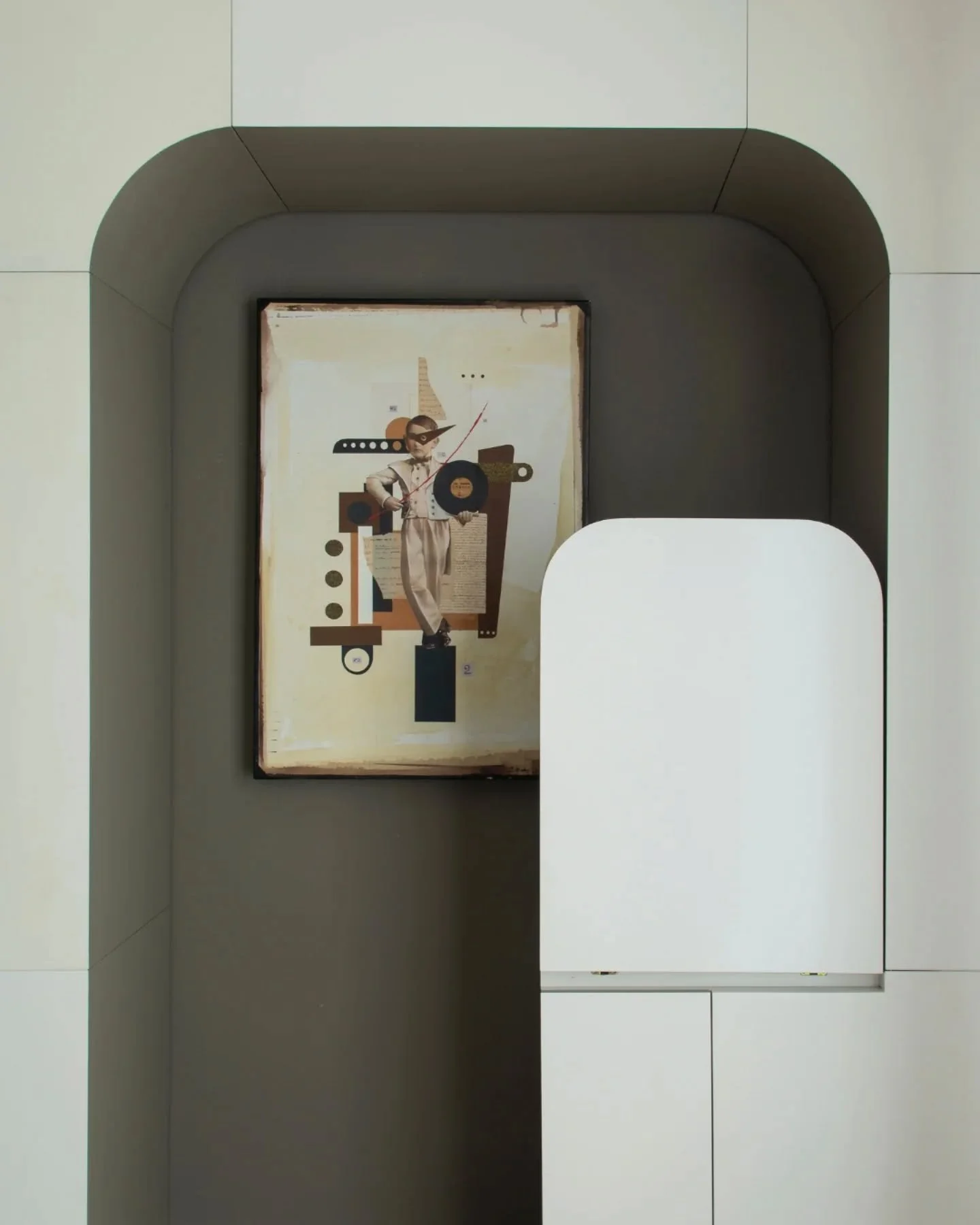 En este living comedor, la funcionalidad se repliega sin anunciarse.

El mueble principal concentra un escritorio, un bar, recibidor, espacio para colgar y un perchero integrado.

La mesa rebatible del escritorio preserva la limpieza visual, mientras