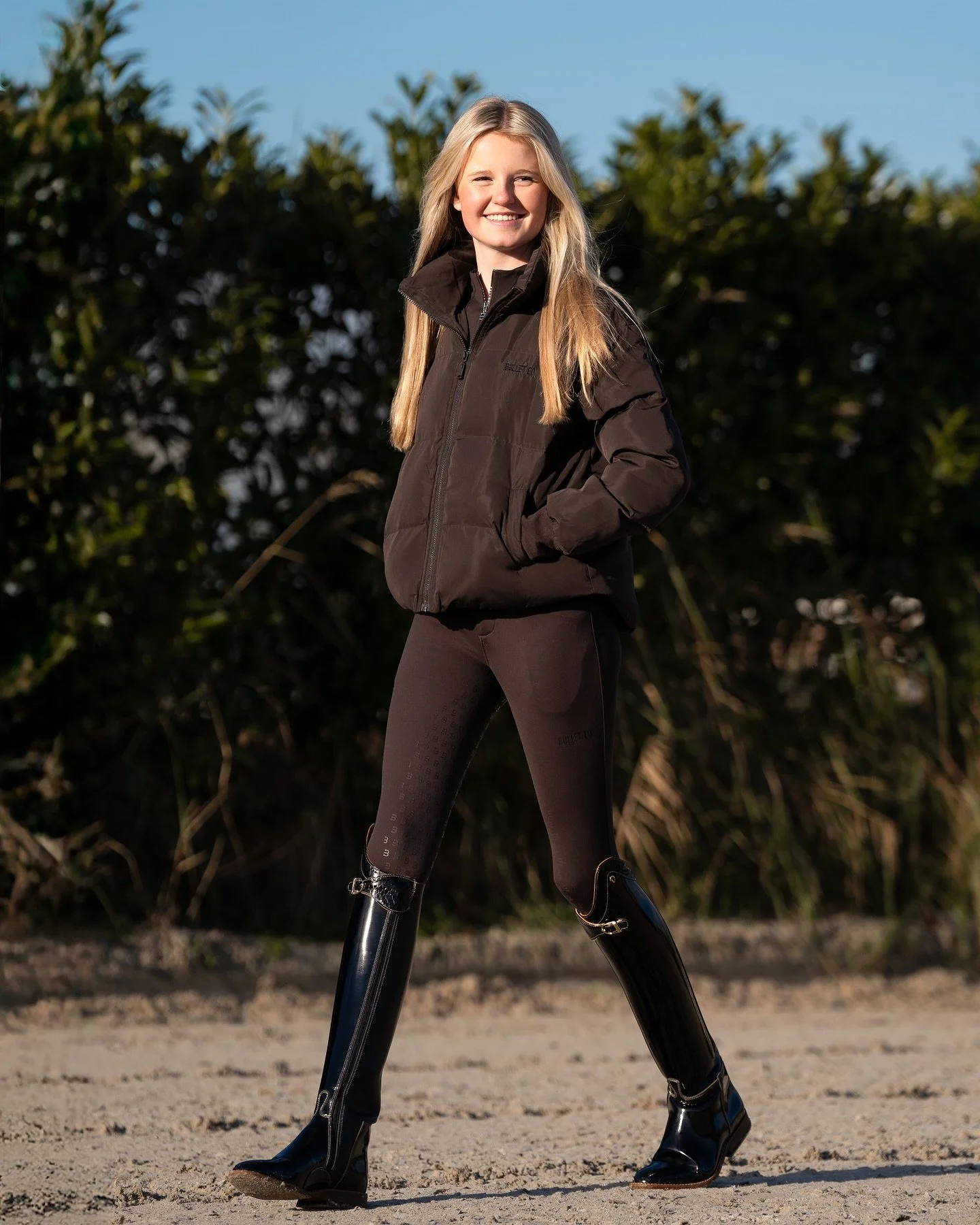 Beautiful @jaclynn.otten fully dressed in @bulletequestriandesign 😍

Oh wat een weertje de komende dagen! 🤩 
Nu al zoveel zin in de shoots die gepland staan 🤍 

#horsephotograpy #bulletequestriandesign #equestrian #equine #branding #photographer