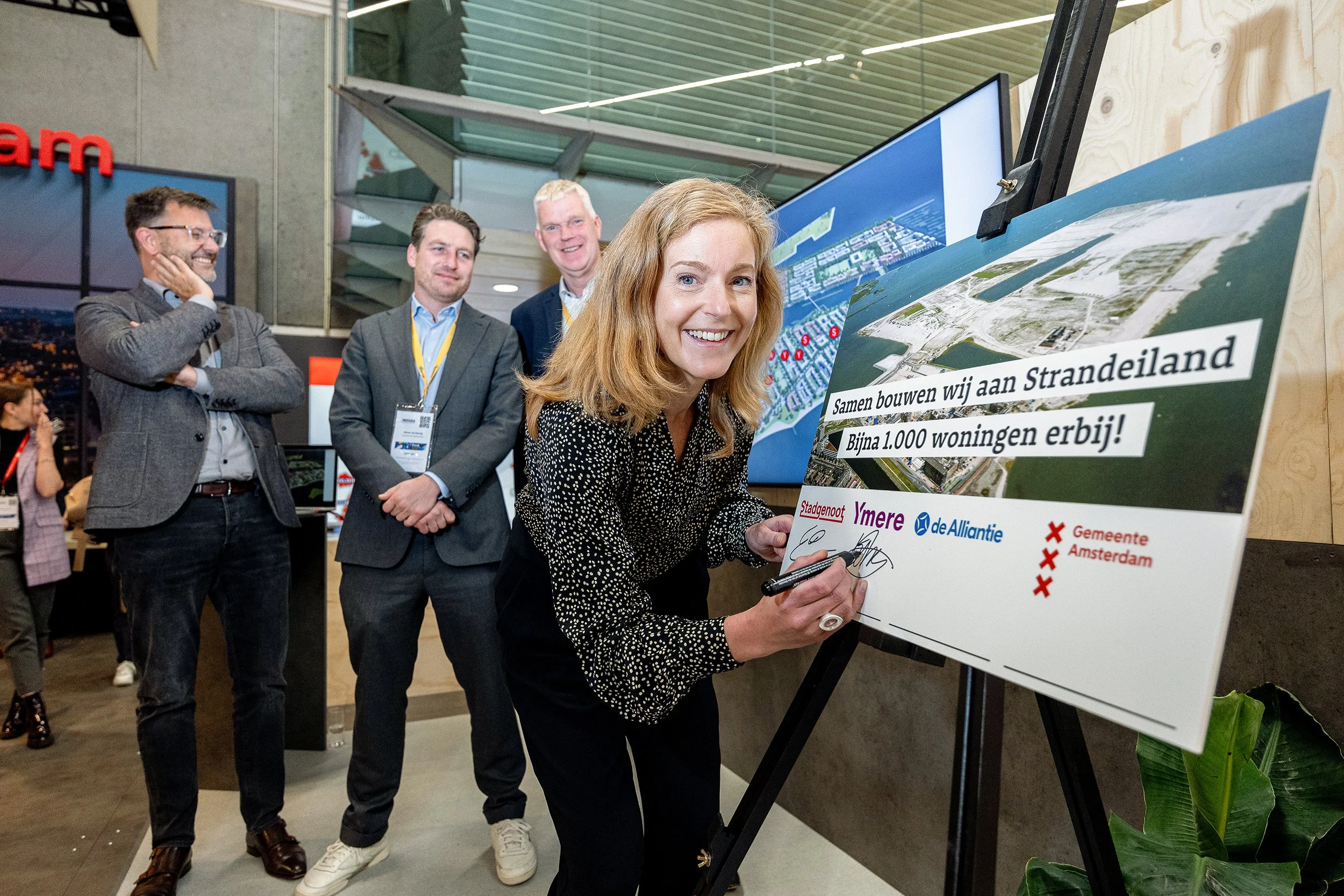 Gemeente en corporaties tekenen voor bijna duizend woningen op Strandeiland