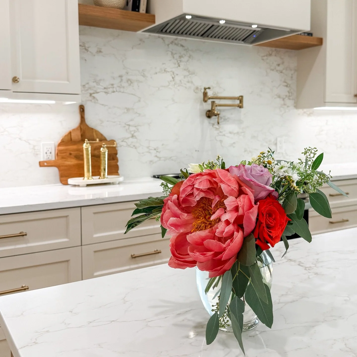 ✨OPEN HOUSE✨

8008 Ben Day Murrin Rd N 
Fort Worth, TX 76126
1:00-3:00pm TODAY!

Timeless kitchen, fresh florals, and a little something special for you. 🌸

Join me at the open house this weekend &mdash; this stunning arrangement by @twosistersteaho