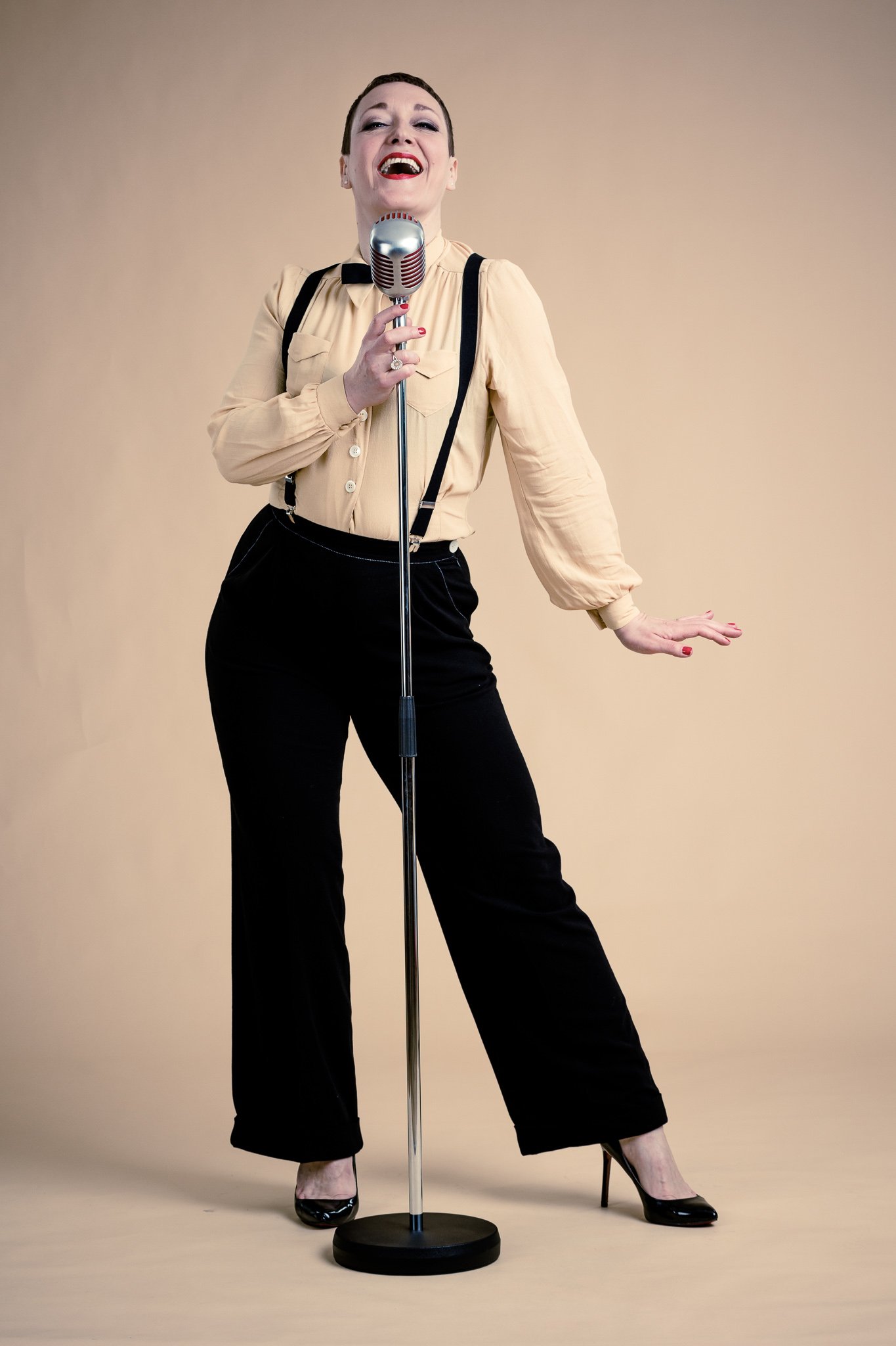 Burlesque og Broadway fusion på CinZizzle med selvsikker scenepræstation og musik i fokus