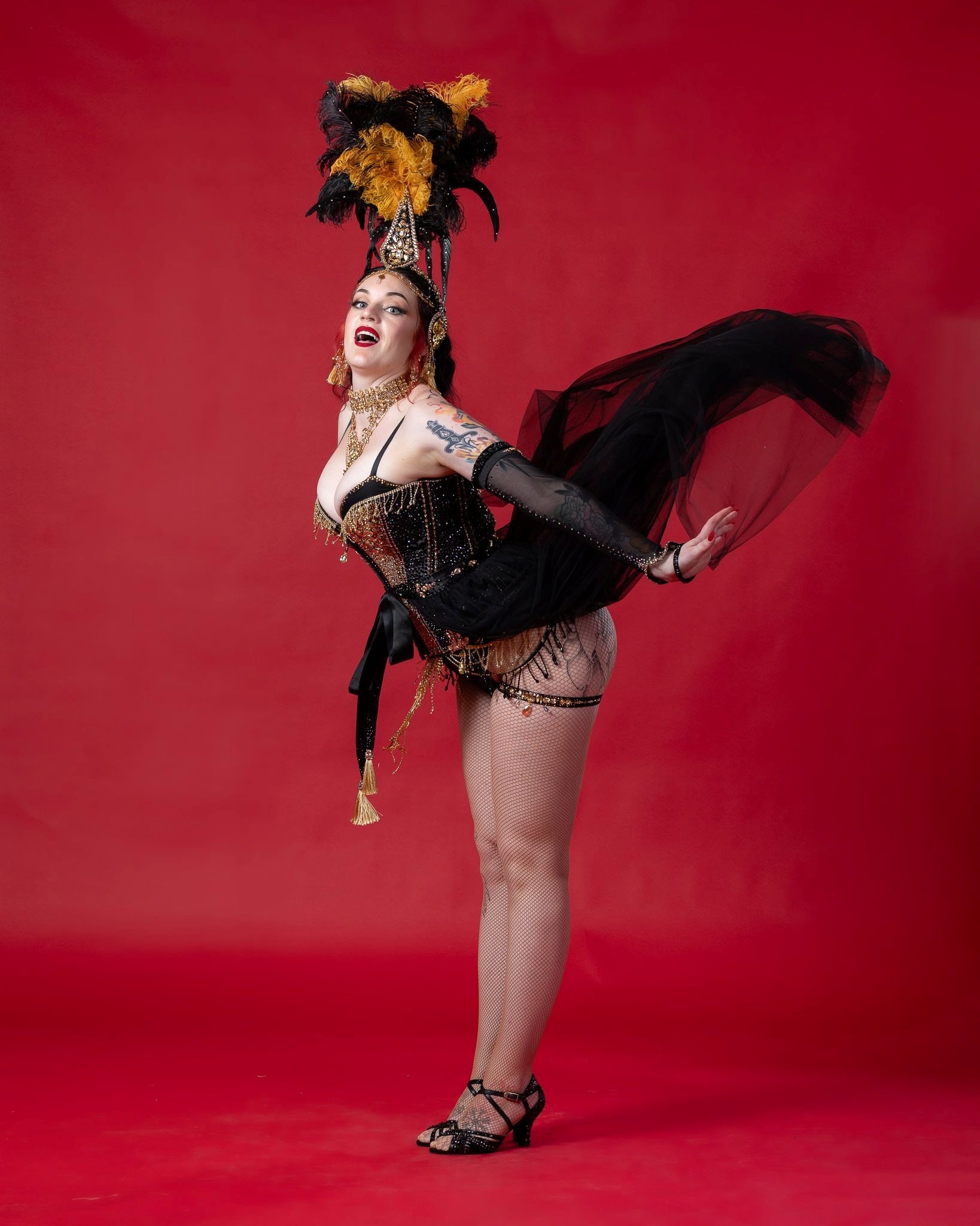 Carnivals danser med vind i skørtet på rød baggrund