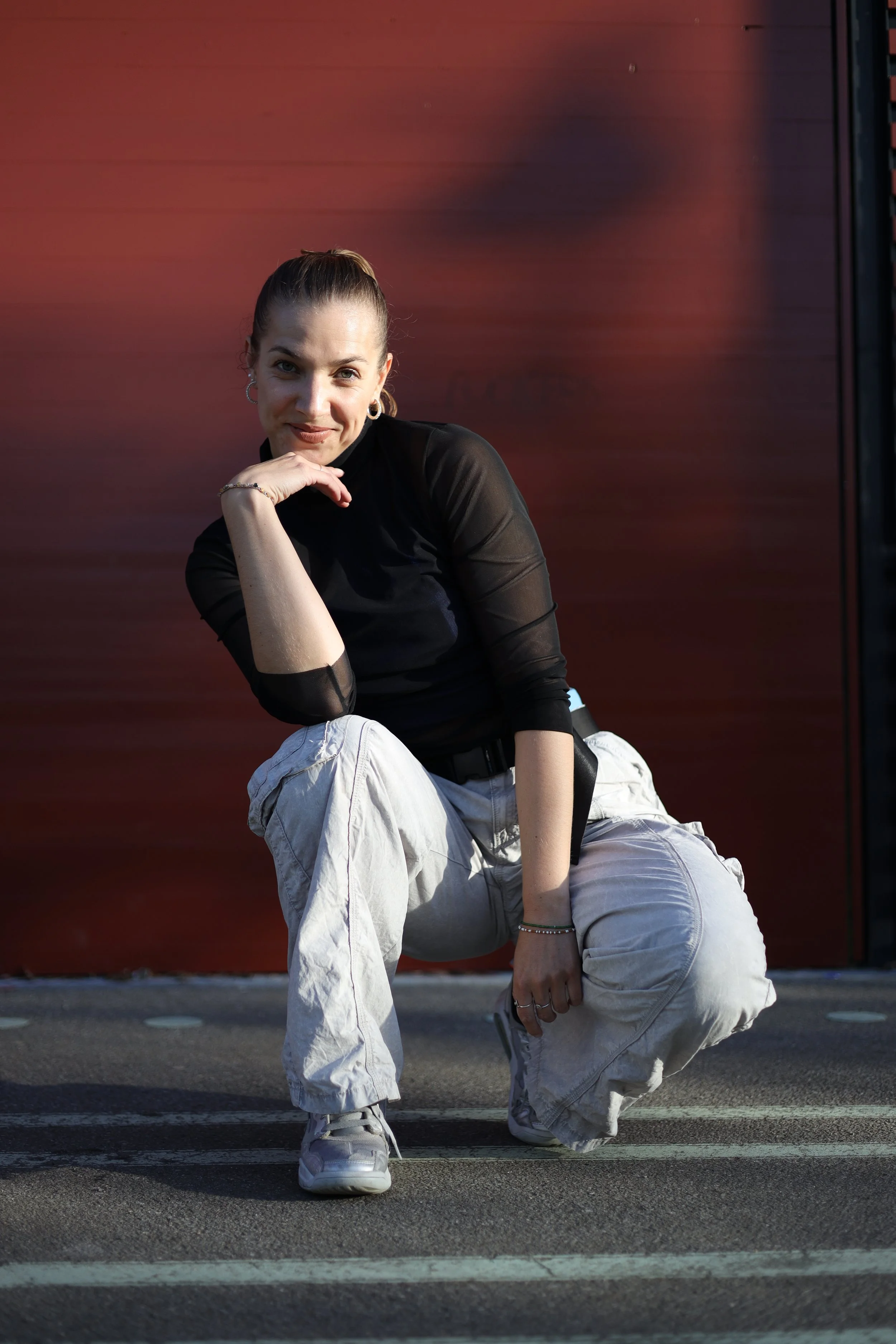 Billede af kvinde som poser nede på knæ