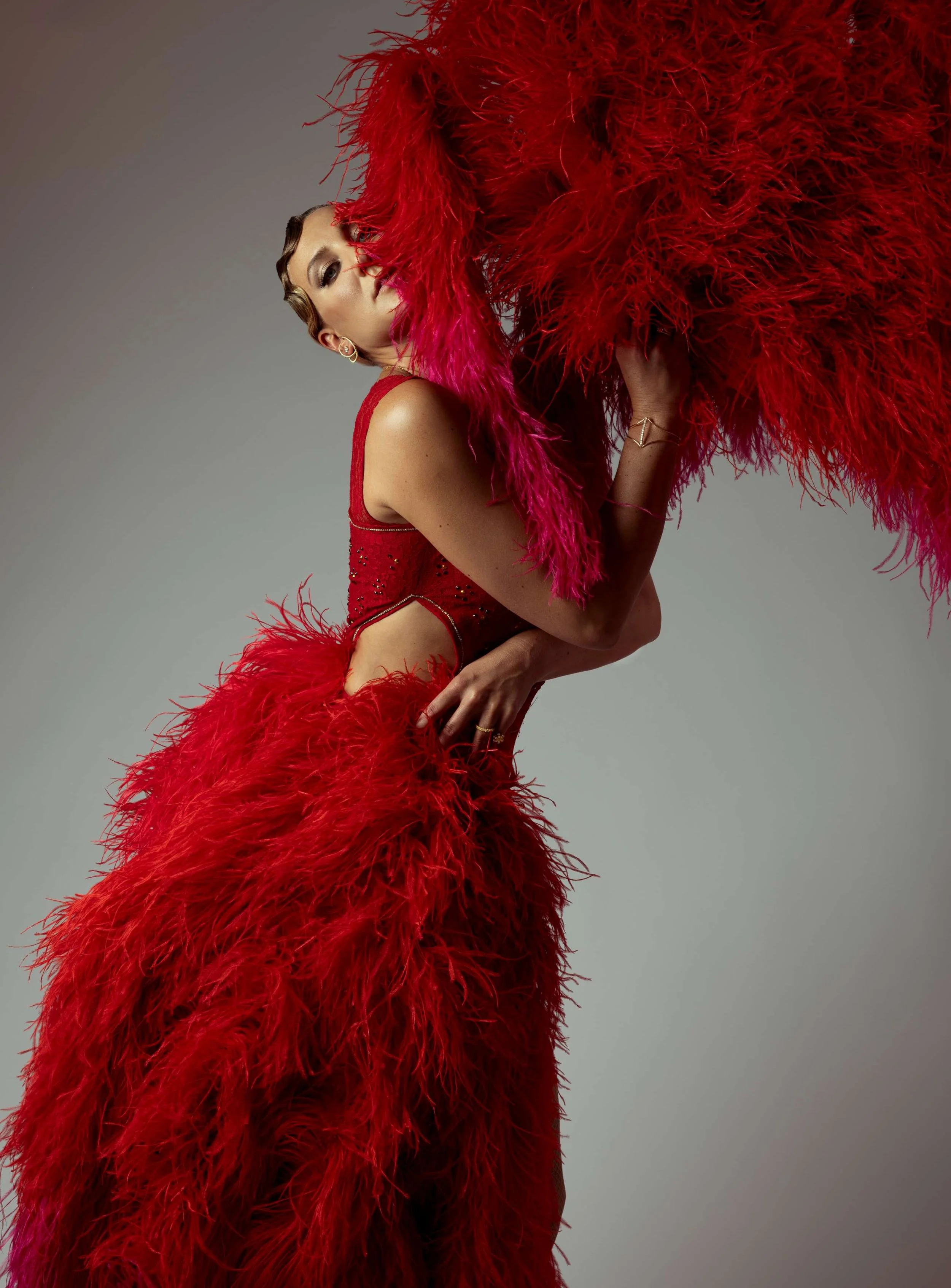 Burlesque Pro-danser i dramatisk stage‑belysning med kraftfuld attitude og sensuel bevægelse