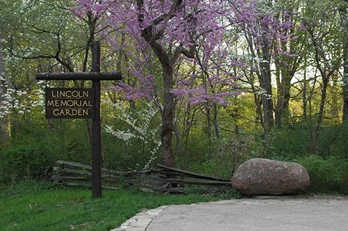 5 Best Parks in Springfield, IL to Visit During Your Pole Barn Chic Wedding Weekend