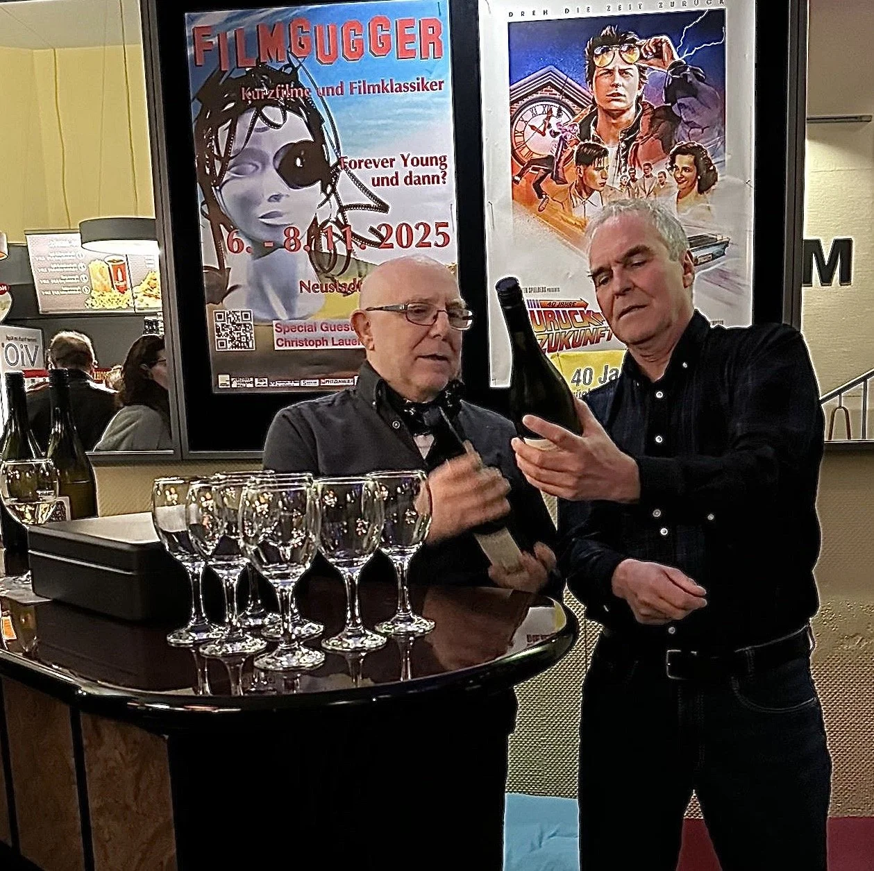 Gerd+Dietmar mit Wein01.jpg