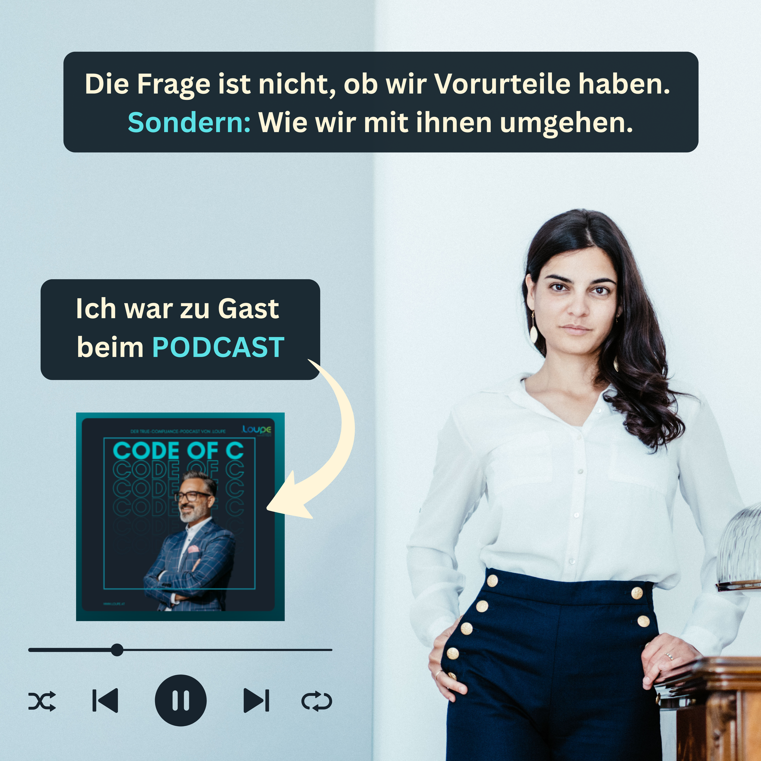 Zitat auf Deutsch: 'Die Frage ist nicht, ob wir Vorurteile haben. Sondern: Wie wir mit ihnen umgehen. Ich war zu Gast beim Podcast Code of C.' Sara Soltani steht neben dem Bildschirm, trägt eine weiße Bluse und eine dunkle Hose mit goldenen Knöpfen.