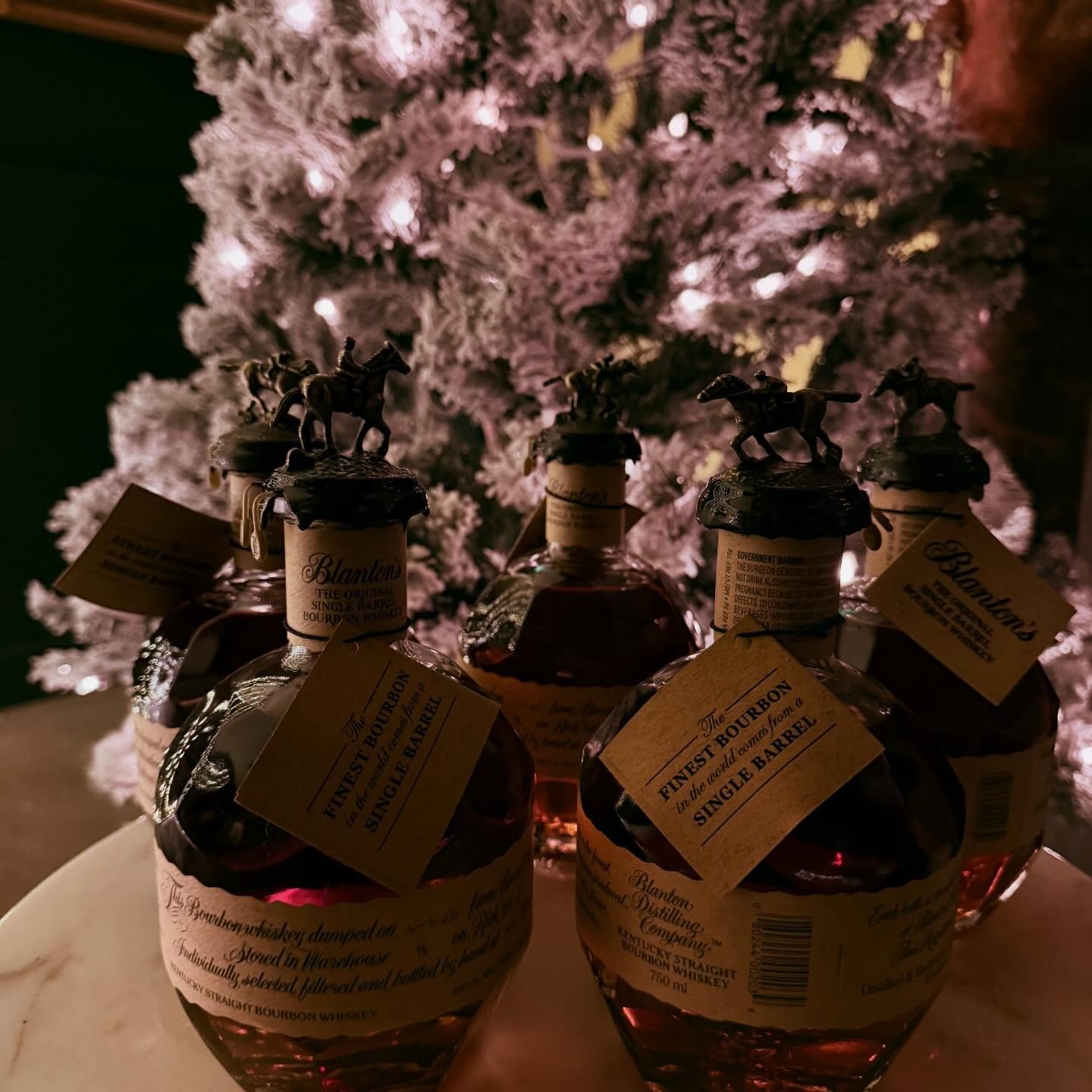 The juice is loose this Christmas! Finish the bottle and take home the horse on top as a gift 🎁