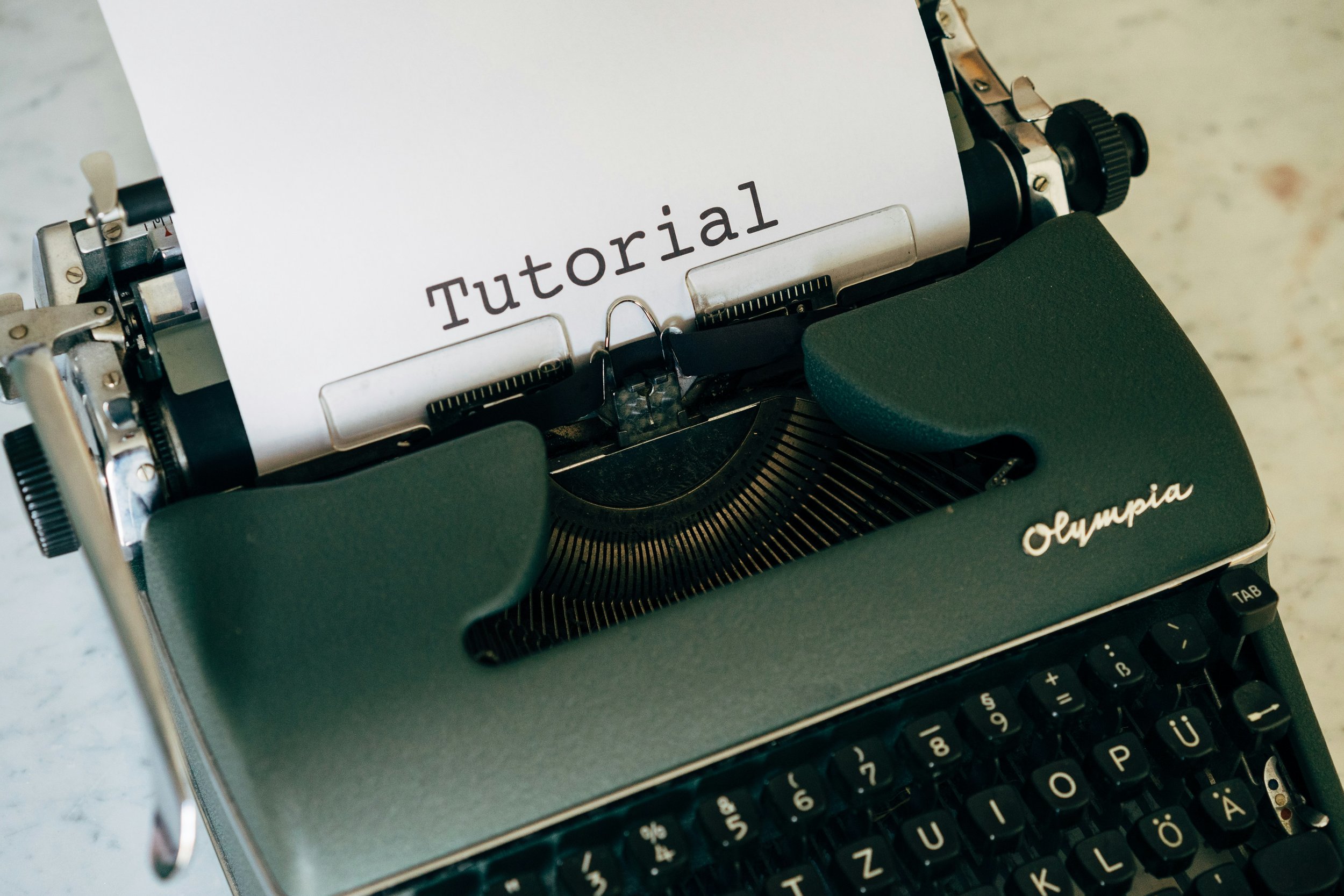 Manual typewriter with the word Tutorial on a sheet of paper
