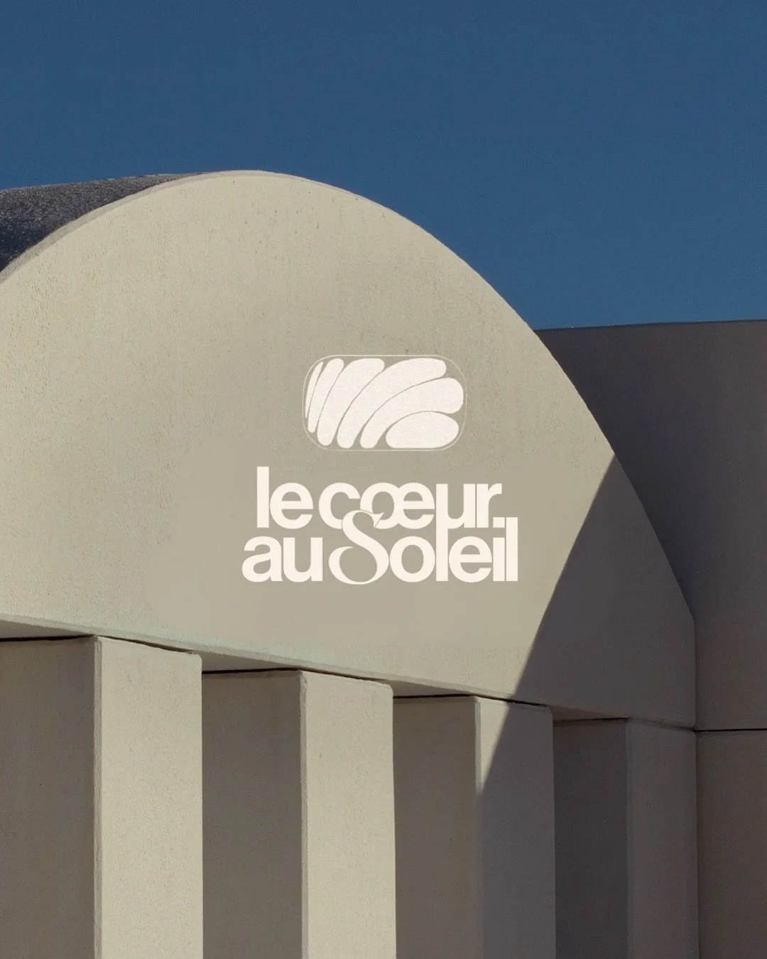 Une architecture situ&eacute;e, sensible &amp; vivante.

Pour Le C&oelig;ur au Soleil, nous avons imagin&eacute; plusieurs pistes d&rsquo;identit&eacute;.
Celle-ci, non retenue, explorait des tons plus chauds, des formes plus organiques et une atmosp