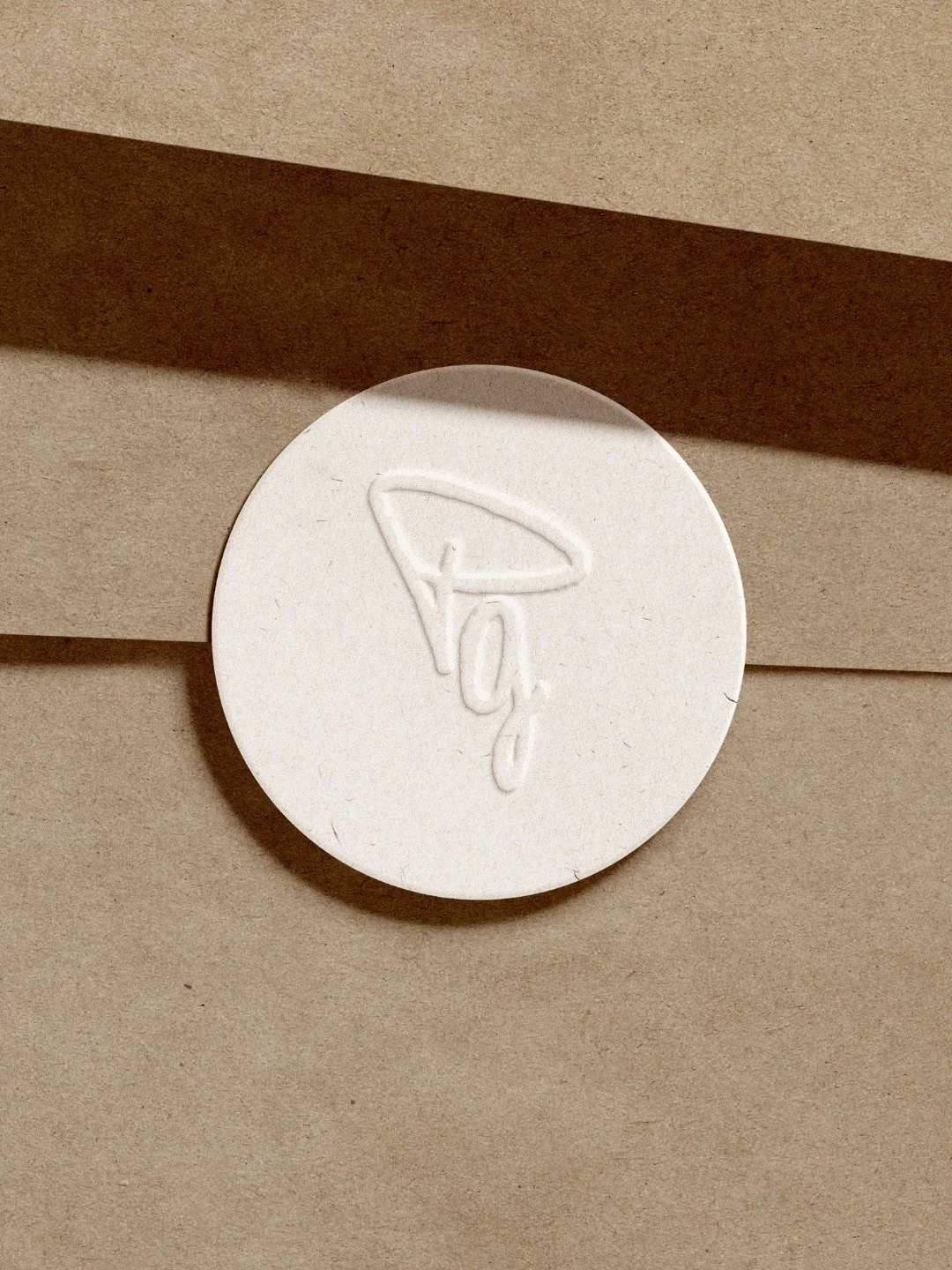 🌿 Nous avons accompagn&eacute; @pierre.guillonneau, artiste peintre &agrave; l'univers pictural v&eacute;g&eacute;tal, sensible et vivant dans la cr&eacute;ation de son identit&eacute; visuelle et de ses supports :
logo-signature, direction artistiq