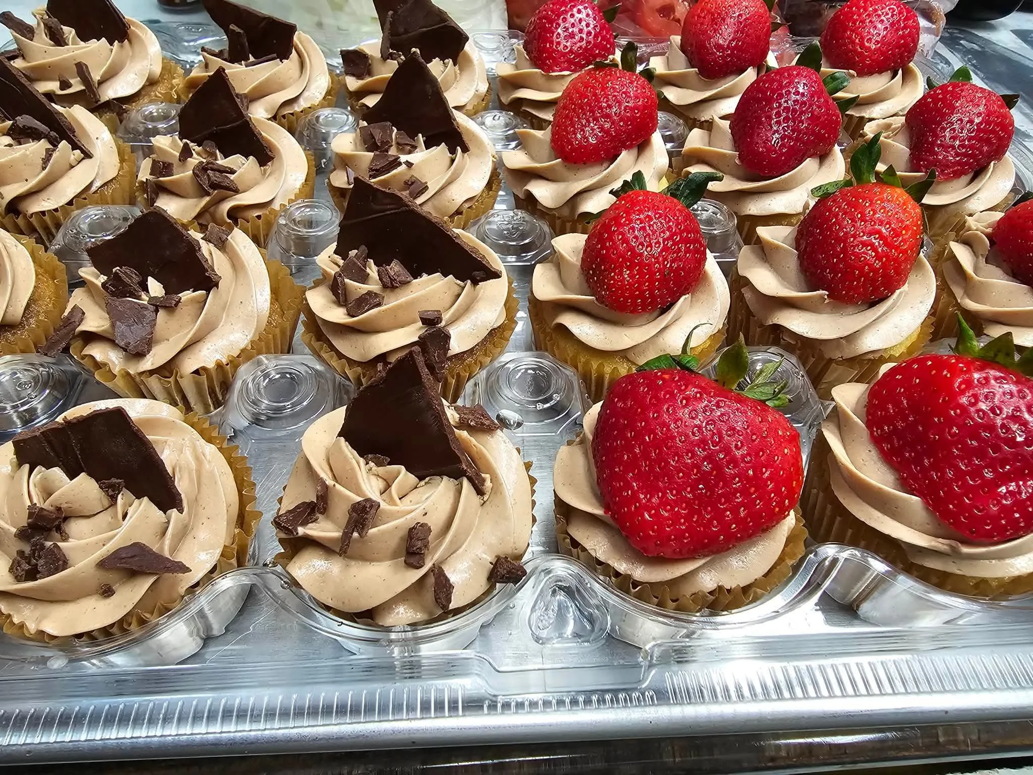 Caramel Chocolate & Chocolate Strawberry Cupcakes