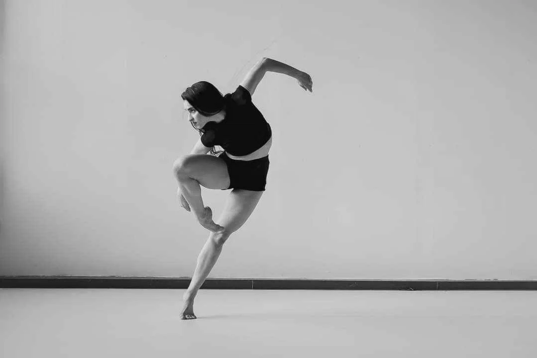 Δασκάλα χορού μπαλέτου σύγχρονου aerial dance