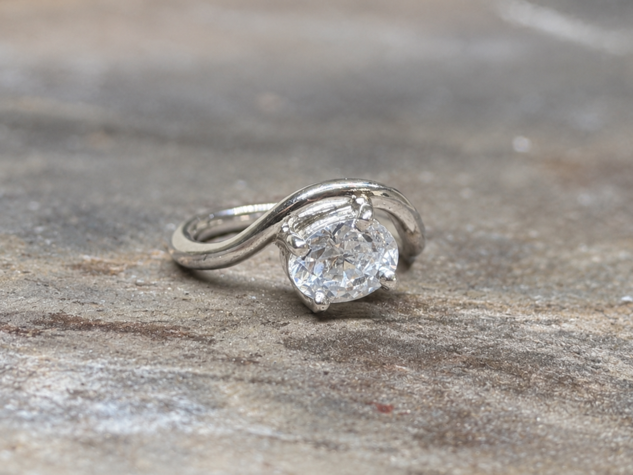 Anillo+de+diamante+sobre+piedra.png