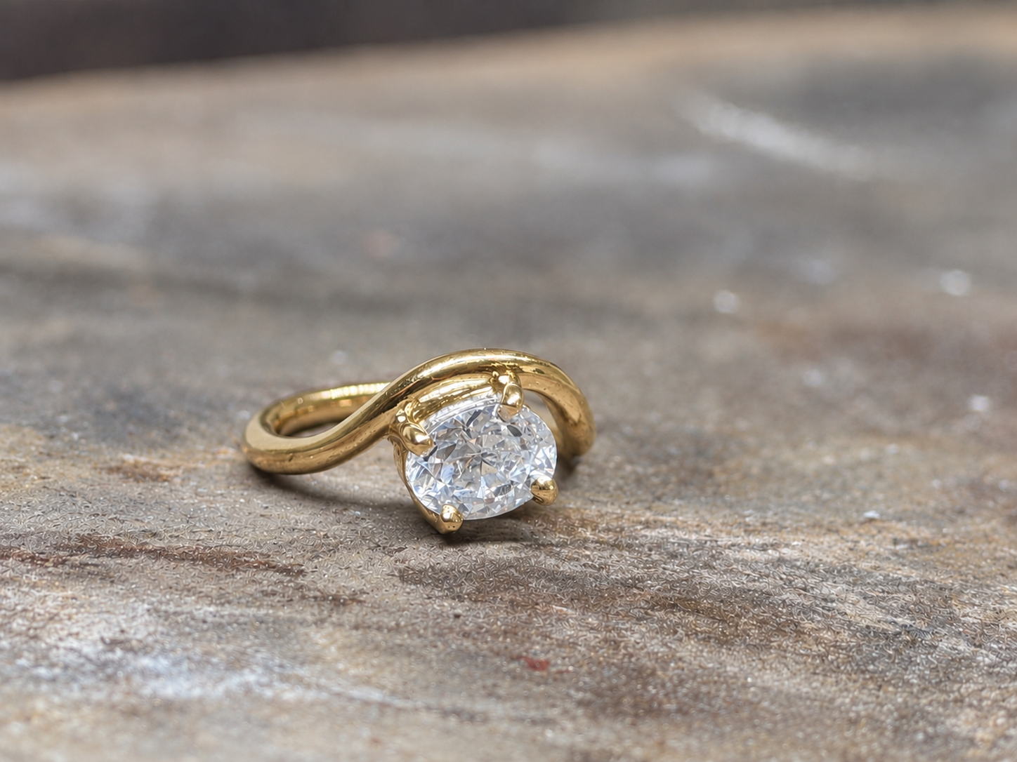 Anillo de oro con diamante brillante.png