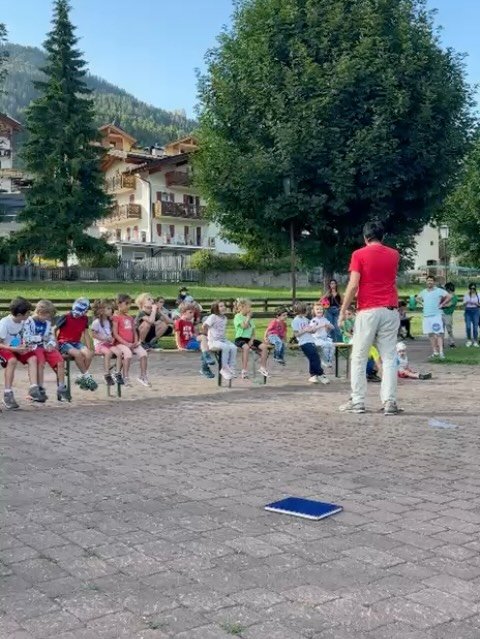 🐠✨ Il mistero di Gocciolino è sbarcato a Pozza di Fassa!
Un’avventura teatrale tra bolle, risate e un piccolo pesce rosso tutto da scoprire!
💧 Drammaturgia di Andrea Visibelli
🎬 Regia di Mirko Corradini
🎭 Con Gabriele Lentino