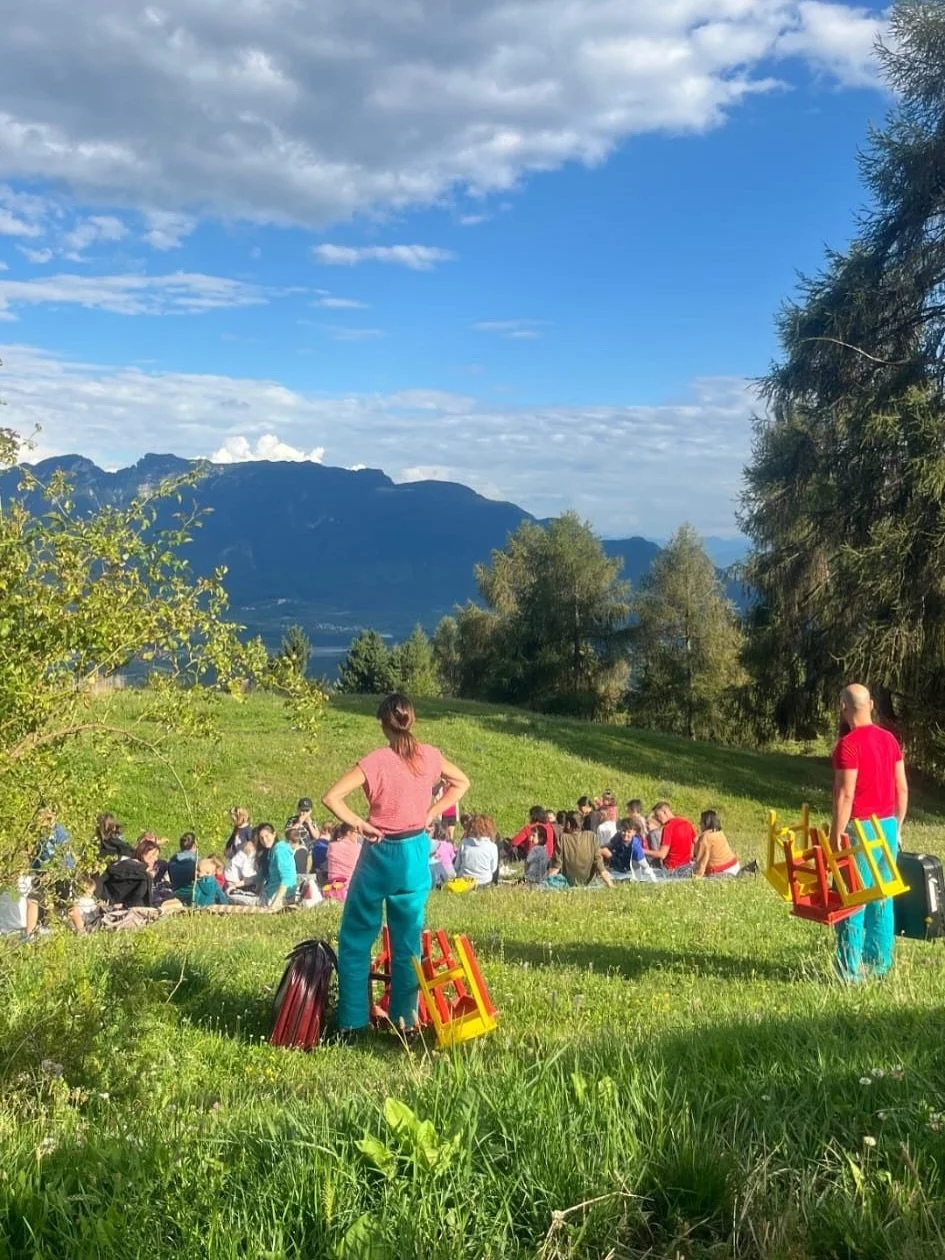 Con teatro in giardino a volte ci capita di raggiungere paesaggi incantati che offrono una scenografia pazzesca!
Capra capra capra fa amicizia con cavalli bambini e vallate 🤩