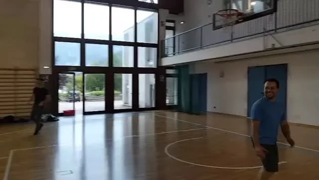 🏀🧗‍♂️ Prima di scalare… ci siamo scaldati con una partita di basket nella palestra dove andrà in scena lo spettacolo!
Attori e tecnico si sono dati battaglia a suon di dribbling e risate… e qualcuno ha pure fatto canestro!