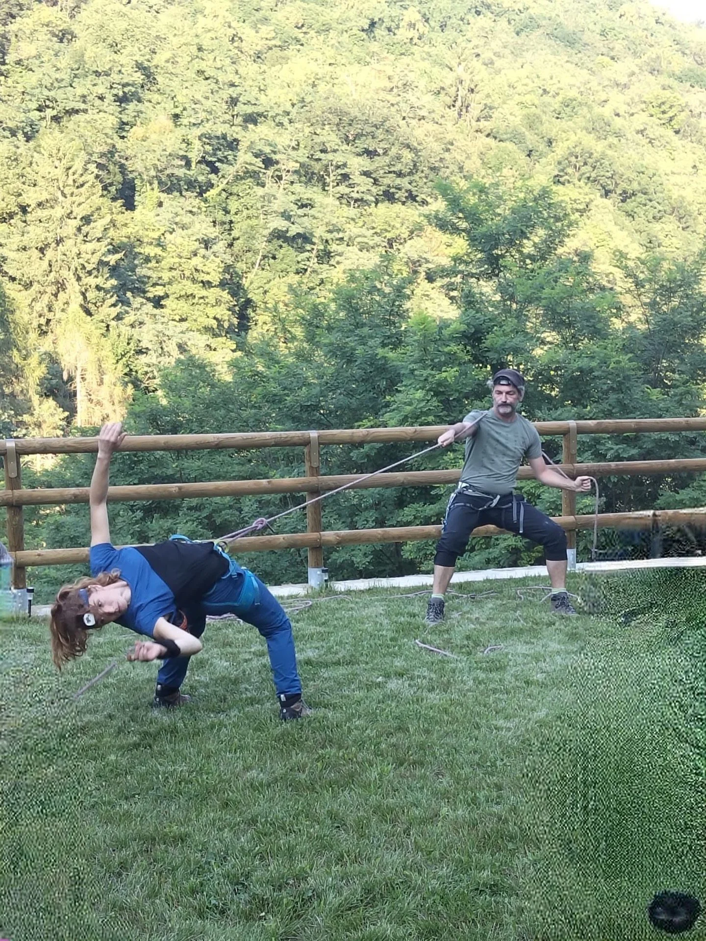 🌿 Una serata tra cielo e montagna per Teatro in Giardino ✨
Con Corda Doppia abbiamo ripercorso audaci ascese, trasformando corde, moschettoni e storie di alpinisti in emozioni da condividere.
Un viaggio teatrale che unisce il fascino dell’arra