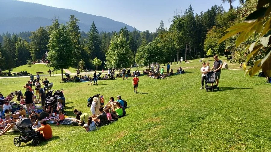 📖✨ Tra i sentieri del Sarnacli Park, le parole si sono trasformate in magia con @la__cantastorie , accompagnando grandi e piccoli in un viaggio tra fantasia e natura, immersi nello scenario unico delle Dolomiti.
Grazie a chi ha partecipato e si &eg