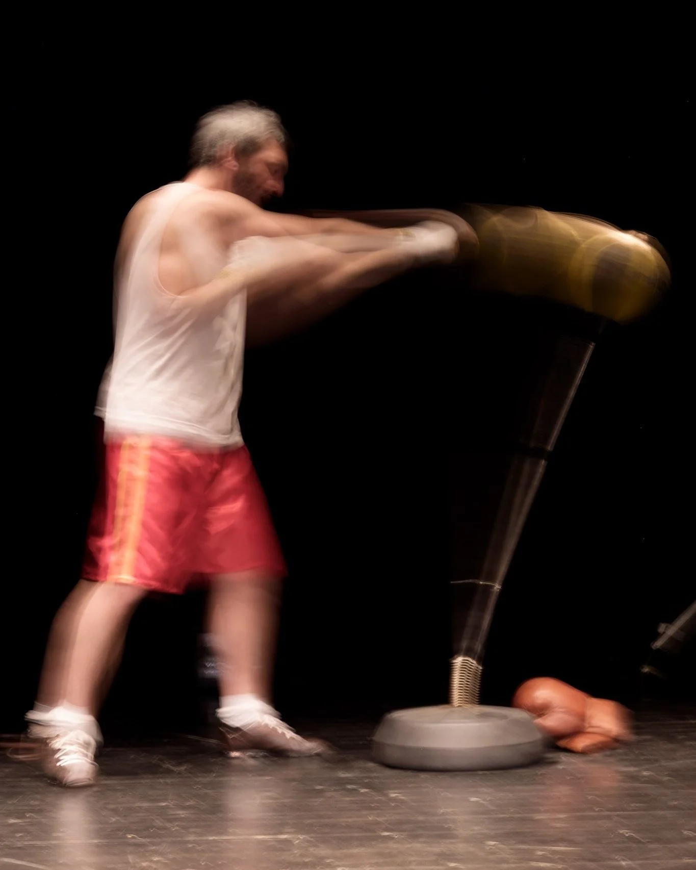 💥 Quando la vita diventa un incontro senza regole, l’unica scelta è continuare a combattere.
Con “Boxeur”, il teatro si fa fisico, diretto, emozionante.
📍 KAIROS – Events, food & wellness
Via de Pretis, 1 –
