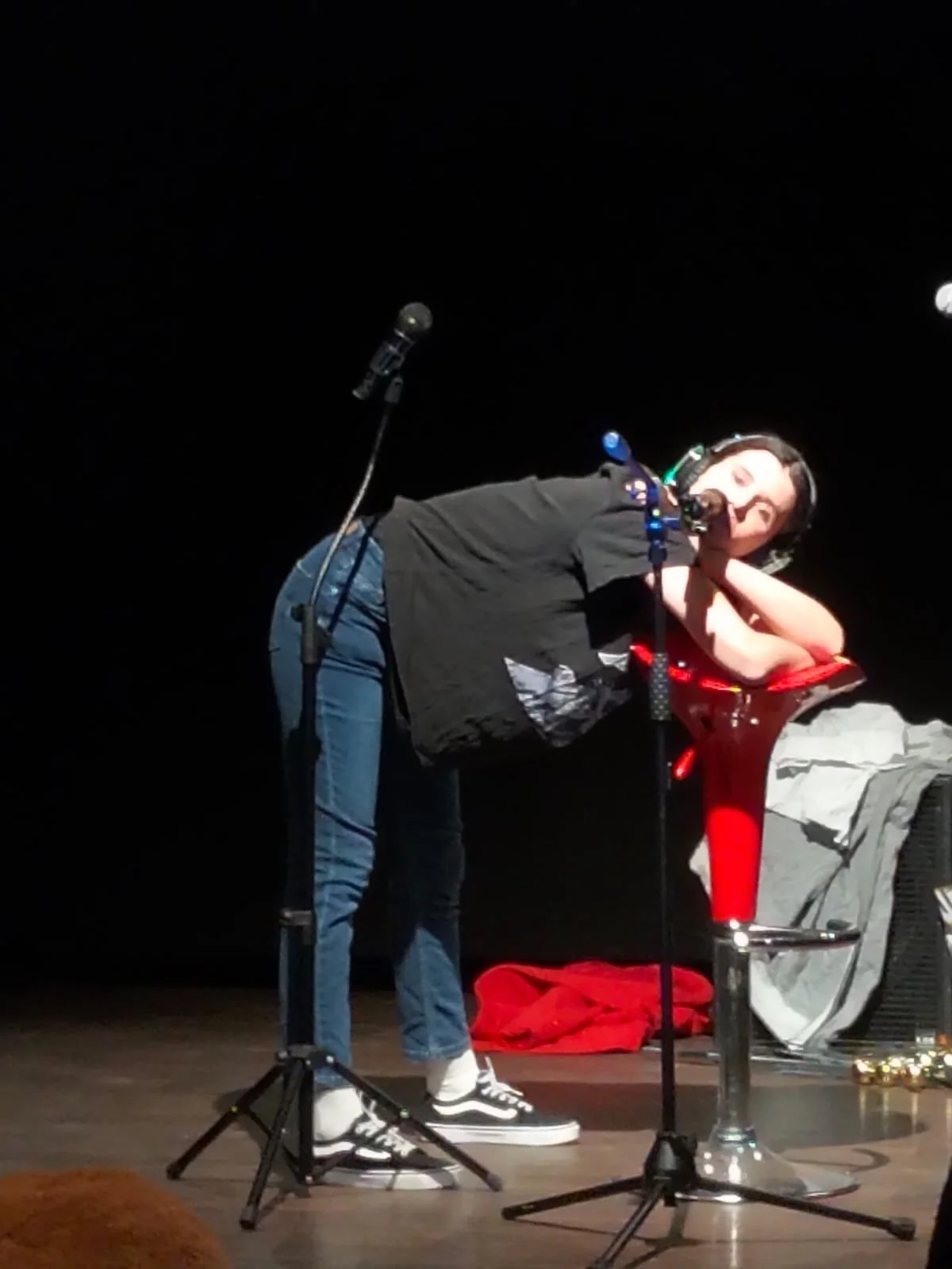 Un momento sospeso, prima della partenza.
La prova aperta di PUTTANA &egrave; stata uno spazio di ascolto, condivisione e rischio, un passaggio necessario prima di attraversare l&rsquo;oceano.
Grazie a chi era presente e ha scelto di esserci, in ques