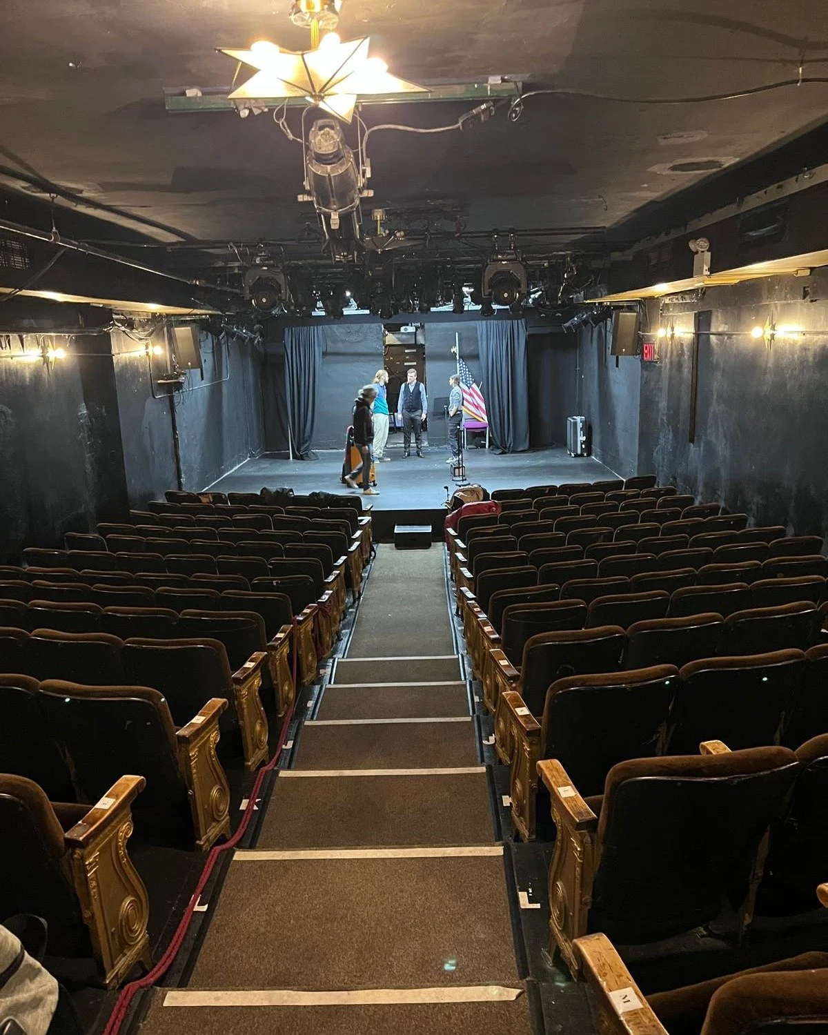 Siamo arrivati a New York.
Ieri le prime prove, il tempo di prendere misura dello spazio, del suono, del corpo prima dell&rsquo;inizio.
PUTTANA entra in teatro, si adatta, ascolta, respira.

Domani si va in scena al @sohoplayhousenyc.

We&rsquo;ve ar