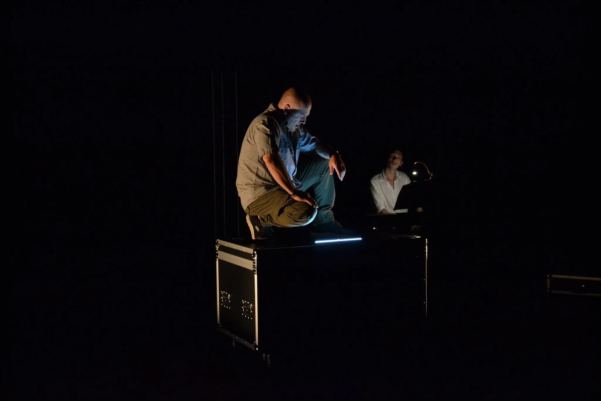 🎹 NOVECENTO
Una storia che naviga tra musica, destino e infinito.
Un uomo, un pianoforte, un mondo che finisce dove inizia il mare.

📅 Gioved&igrave; 5 Febbraio 2026
🕣 ore 20.30
📍 Rovereto, Teatro alla Cartiera

Dal testo di Alessandro Baricco, u