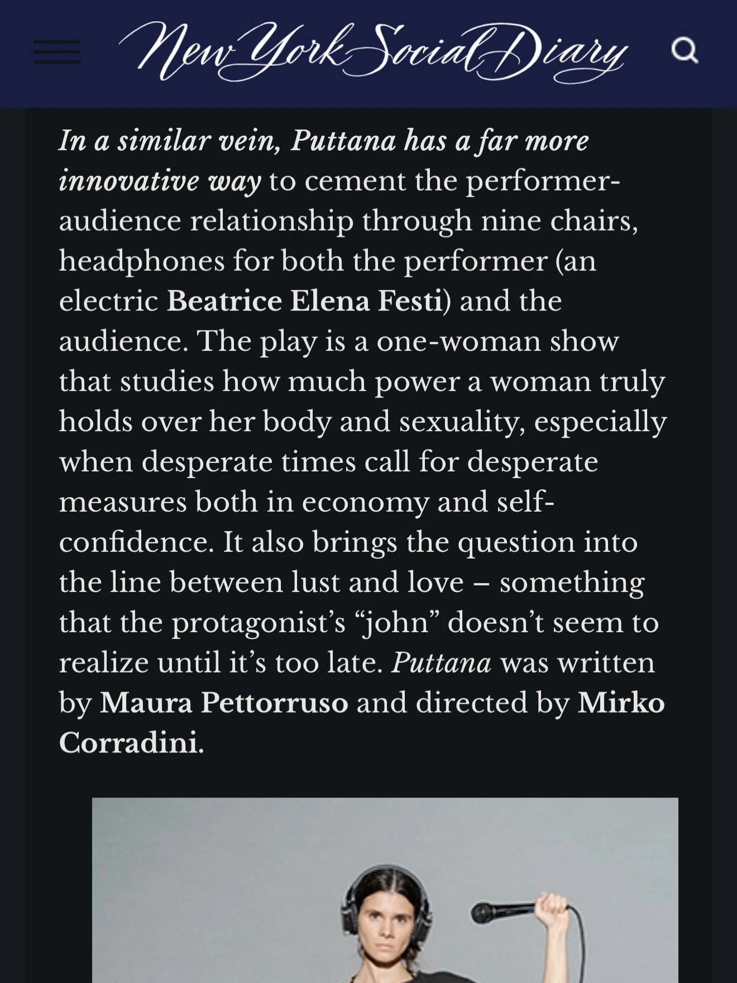 New York ascolta. E reagisce.
A NYC arriva Puttana e fa discutere, emoziona, divide.

La recensione su New York Social Diary racconta uno spettacolo che non chiede permesso, mette il corpo e la voce al centro, e accende il dibattito alla SoHo Playhou