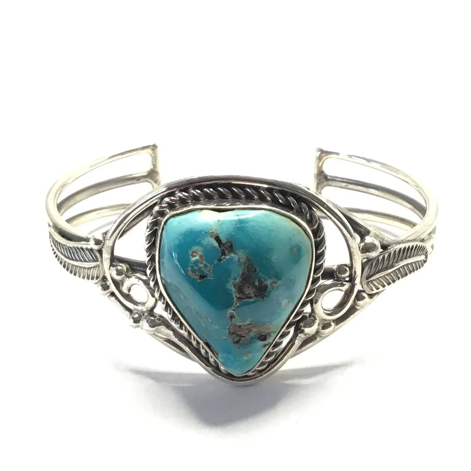 🌵✨ Authentic Navajo Artistry in Every Detail ✨🌵

✨Introducing a stunning handmade sterling silver cuff by renowned Navajo artist Leonard Chee &mdash; featuring a bold, natural turquoise stone that steals the spotlight. 

🪶 100% handcrafted
🪶 Genu