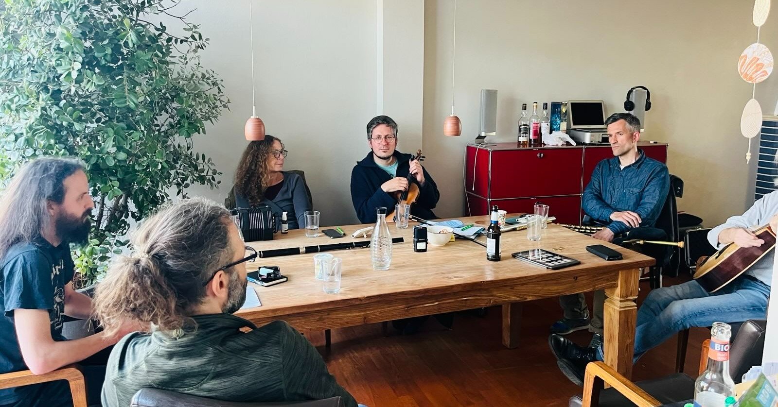 We just held the first of our two Arrangement Workshops that were sold in our STOUTFunding for our latest album #MakeWay. We were invited by the lovely people of @ceannmaramusic  to Bremen.
We had lots of fun, LOOOTS of good food, drinks, sessions an